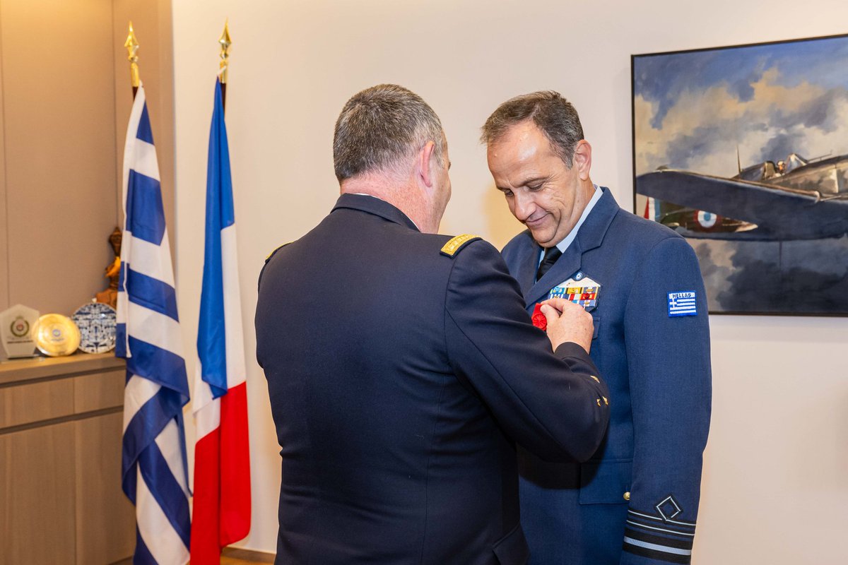 CEM_AAE3's tweet photo. @CEM_AAE Fier d’avoir remis la Légion d’Honneur au Lt. Gen. Themistoklis Bourolias, CEMAA grec de @HAFspokesperson, hier à Paris.
Vous avez été les premiers à faire confiance au Rafale au sein de l’Europe et de @NATO, concrétisation d’une coopération de longue date entre nos pays https://t.co/uMI1nzZSOc