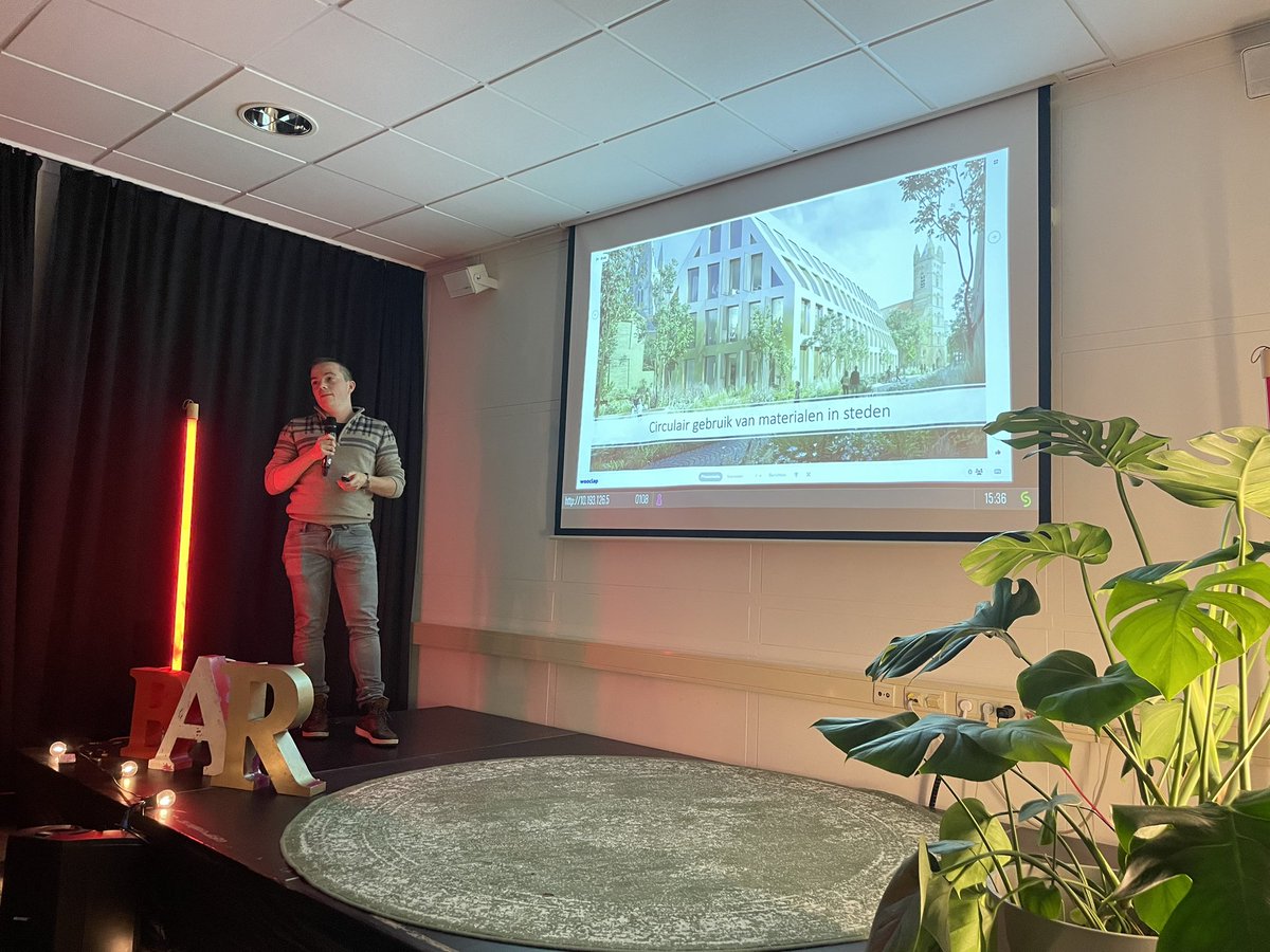 H_vandenberghe's tweet photo. Hoe kunnen steden omgaan met de gevolgen van de klimaatverandering?🌆

Afgelopen week gaf ik een uiteenzetting hierover tijdens de wetenschapsbar van @viveshogeschool! Ook het groene, blauwe, energetische en circulaire aspect kwamen bij collega’s aan bod!  

Climate &amp; Energy🌎 https://t.co/4gDLKAdBou