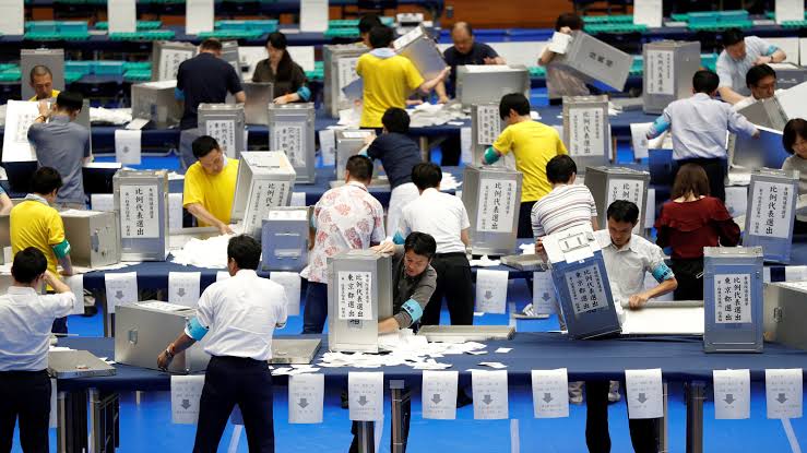 जापान EVM का सबसे बड़ा निर्यातक देश है लेकिन जापान में चुनाव EVM से नहीं बैलेट पेपर से होते हैं। क्यों? क्योंकि ईवीएम में धोखाधड़ी संभव है। ये मशीन पूरे लोकतंत्र के लिए खतरा है। फिर हमारा चुनाव आयोग और सत्ताधारी दल क्यों ईवीएम से ही चुनाव कराने पर अड़ा हुआ हैं? #BanEVM