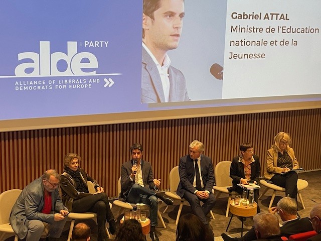 PartiRadical's tweet photo. Réunis en Conseil national, le @partiradical et son Pdt @LaurentHenart ont eu le plaisir de recevoir @GabrielAttal pour échanger sur l'#école et sur la #Laicite en cette journée du 9/12, en présence de @FaureDominique, @AnnickGirardin, @JoelGiraud05, @n_delattre notamment. https://t.co/LOTcfuo1Ds