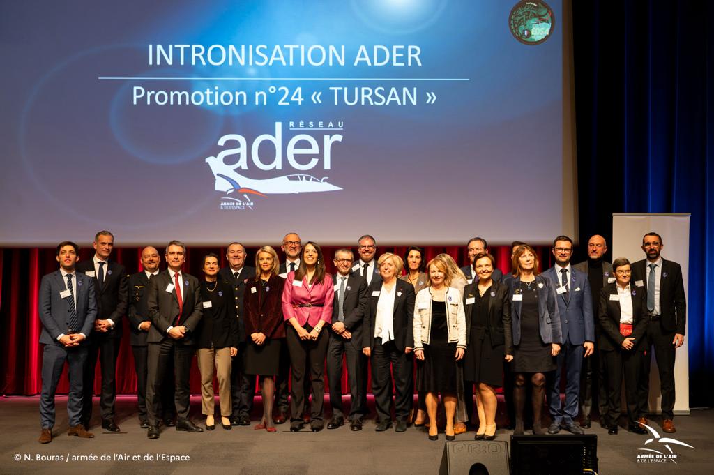 CEM_AAE3's tweet photo. @CEM_AAE Heureux d'avoir présidé ce soir la cérémonie d'intronisation de la 24e promotion du réseau ADER. Les 22 nouveaux "adériens" sont parrainés par l’Escadron de défense sol-air 12.950 “Tursan” de la BA 118 de Mont-de-Marsan. Bienvenue à nos nouveaux réservistes citoyens !#Ar https://t.co/mf5py5dbzP