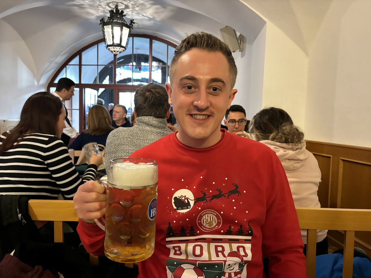 AlexGarbas10's tweet photo. Supporting @StevenageFC from Hofbrauhaus in Munich 🔴⚪️🍻 https://t.co/nsnCIEhBqG