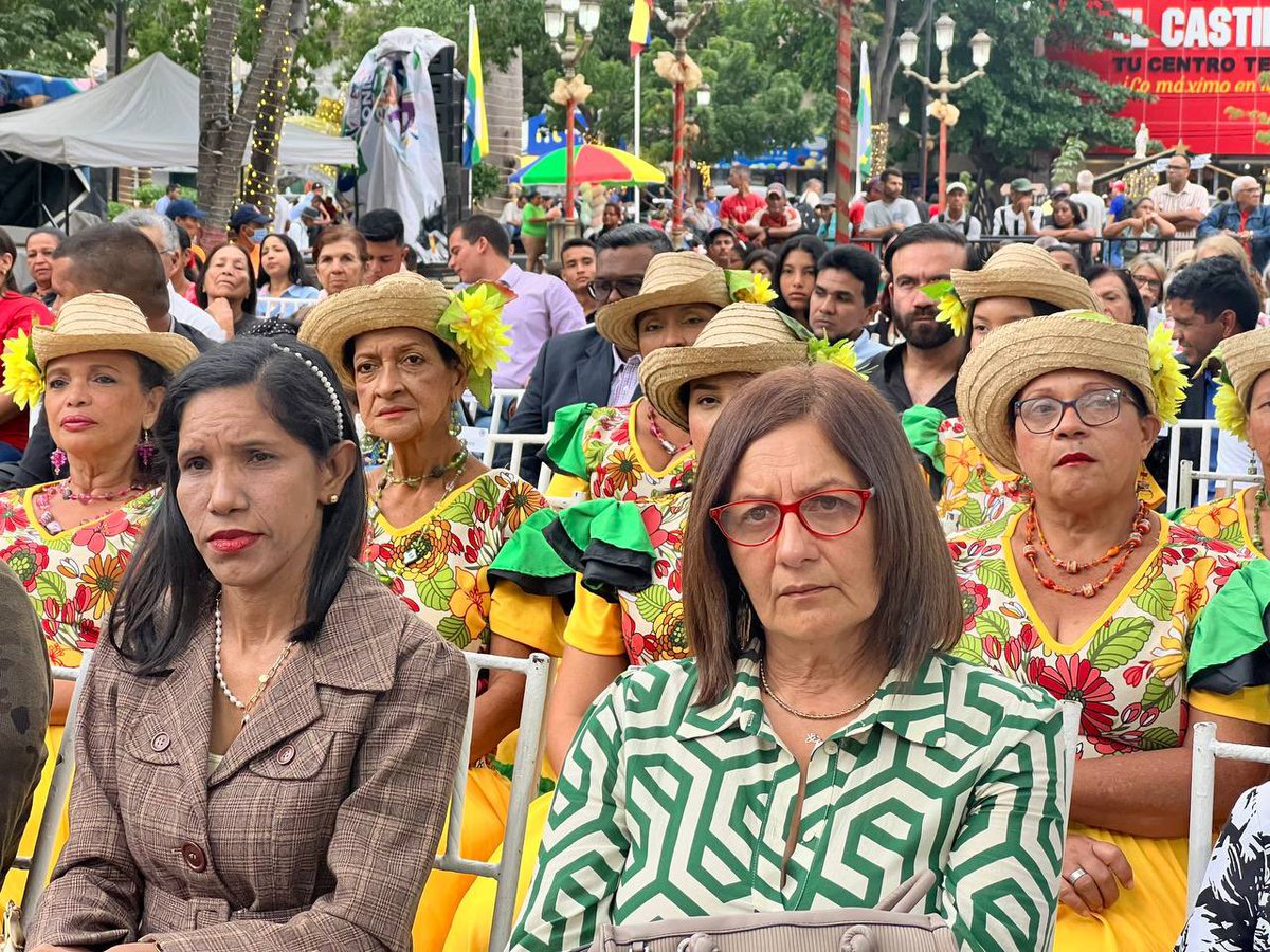 MarinoConcejo's tweet photo. La oradora de Orden Belinda Encinas de López, exaltó las virtudes y las obras del Obispo San Nicolas de Bari, que ha dado grandes alegrías al pueblo de Porlamar, ya que sus fieles seguidores han creído en él con tradición y sentimiento eclesiástico. https://t.co/BFnWUnyrz6
