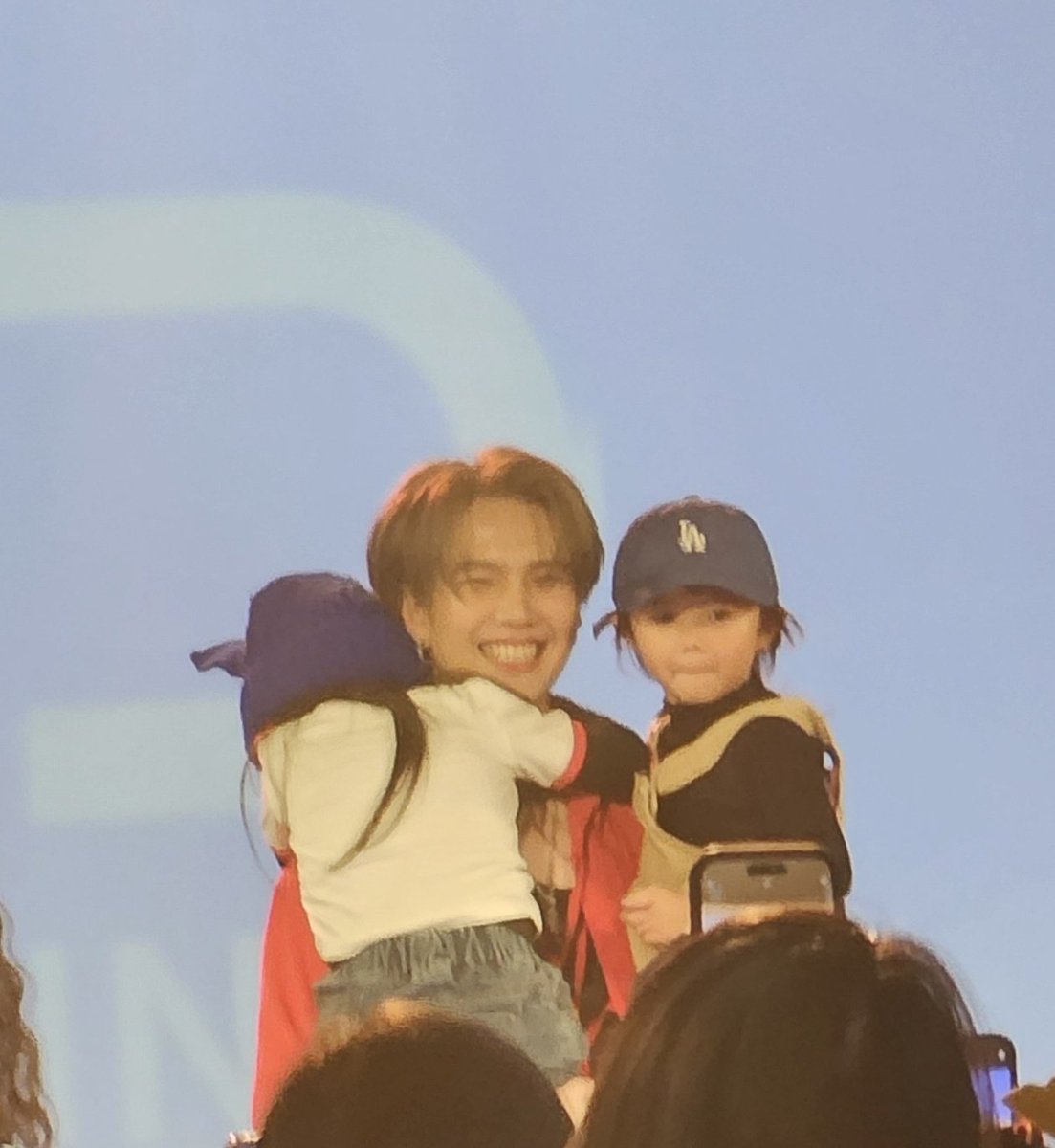 In India we say, kids are the incarnations of GODS. If a kid is this much comfortable to a soul, then that soul must be extremely genuine. And where is the lie, Biu is indeed the most genuine person💙🫂

BUILD FANMEET IN TAIPEI
#BUILDMissingUinTaipei
<a href="/JakeB4rever/">BIU.</a> #BuildJakapan