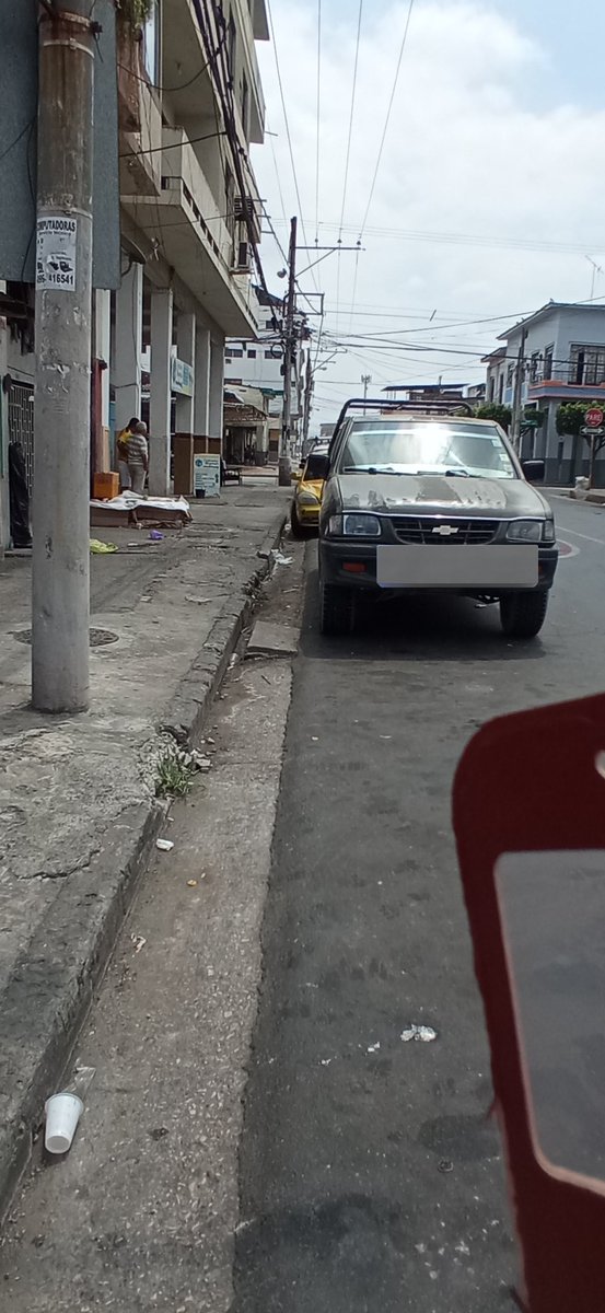 FlorrrSilvestre's tweet photo. Salí a buscar aguacates y me reencontré con esto.

Esta esquina tiene más de 20años así, hubo algo de regeneración en calles paralelas, aquí nunca se hizo nada . Cuenca y Guerrero Martinez #Guayaquil https://t.co/36EVwATKU8