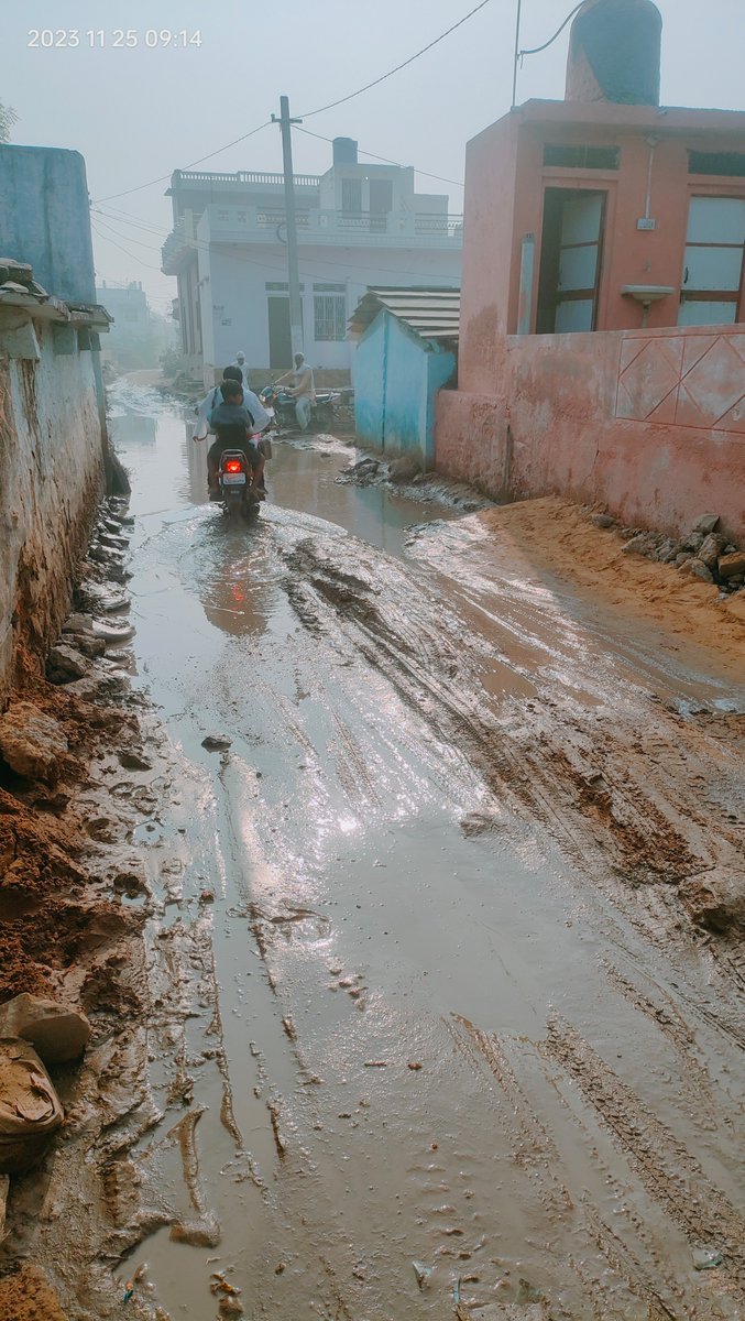 manokumarMeena4's tweet photo. @PHEDRajasthan R/ sir  in piloda village in district gangapur city   critical  condition water &amp;mud filling on main road       many people  &amp; school going  
students  facing problem 5month    due to phed  pipeline  leakage  no  action taken https://t.co/RIX9kontfJ