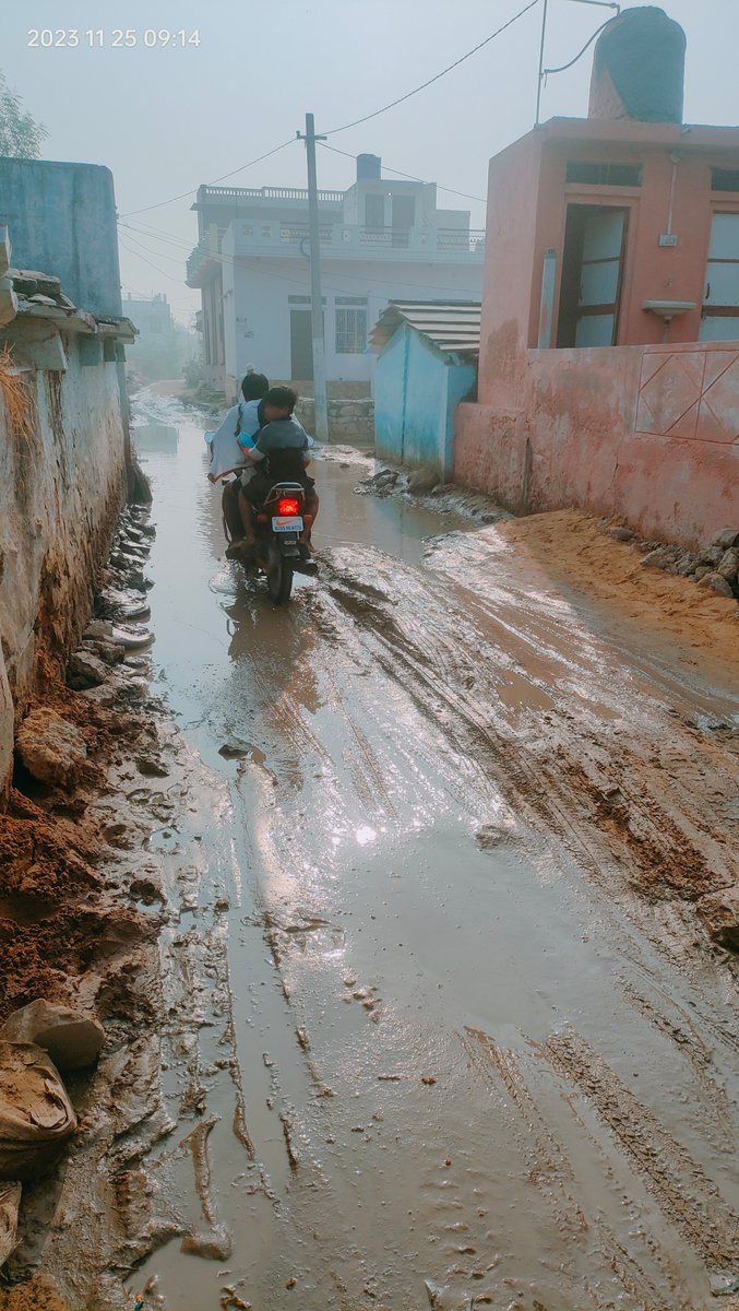 manokumarMeena4's tweet photo. @PHEDRajasthan R/ sir  in piloda village in district gangapur city   critical  condition water &amp;mud filling on main road       many people  &amp; school going  
students  facing problem 5month    due to phed  pipeline  leakage  no  action taken https://t.co/RIX9kontfJ