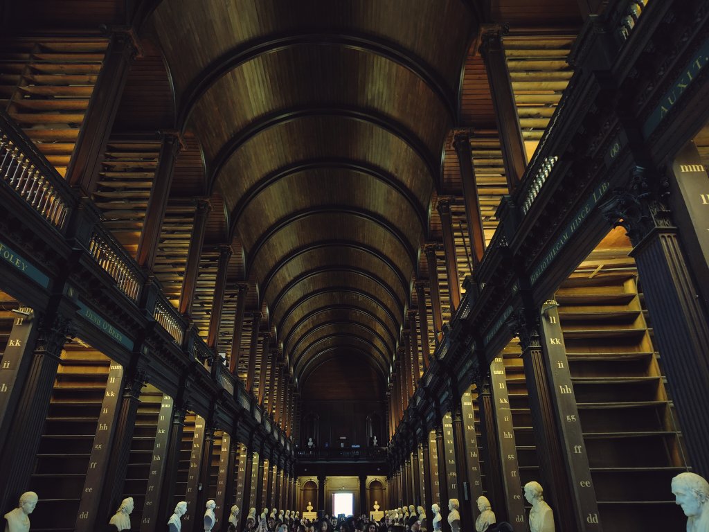 'Mi sono sempre immaginato il paradiso come una specie di biblioteca'. Jorge Luis Borges

Day 2 
#Dublin #TrinityCollege #TheOldLibrary