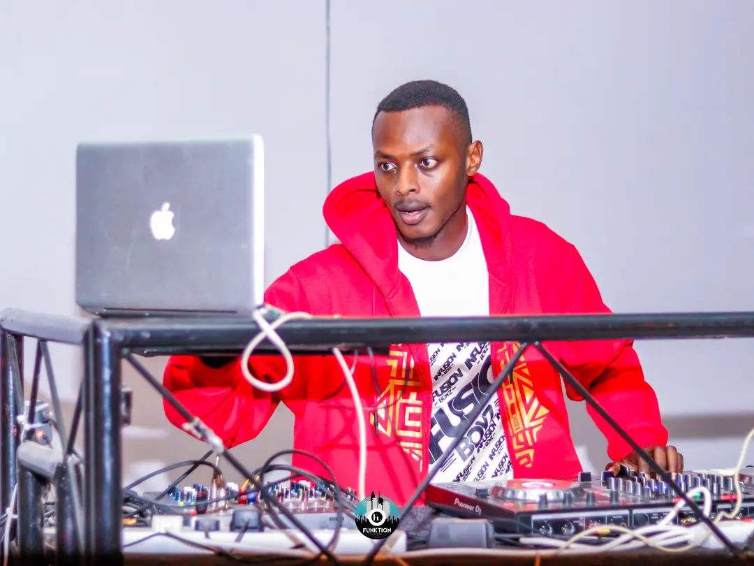 Rowlinxthedj tweet media