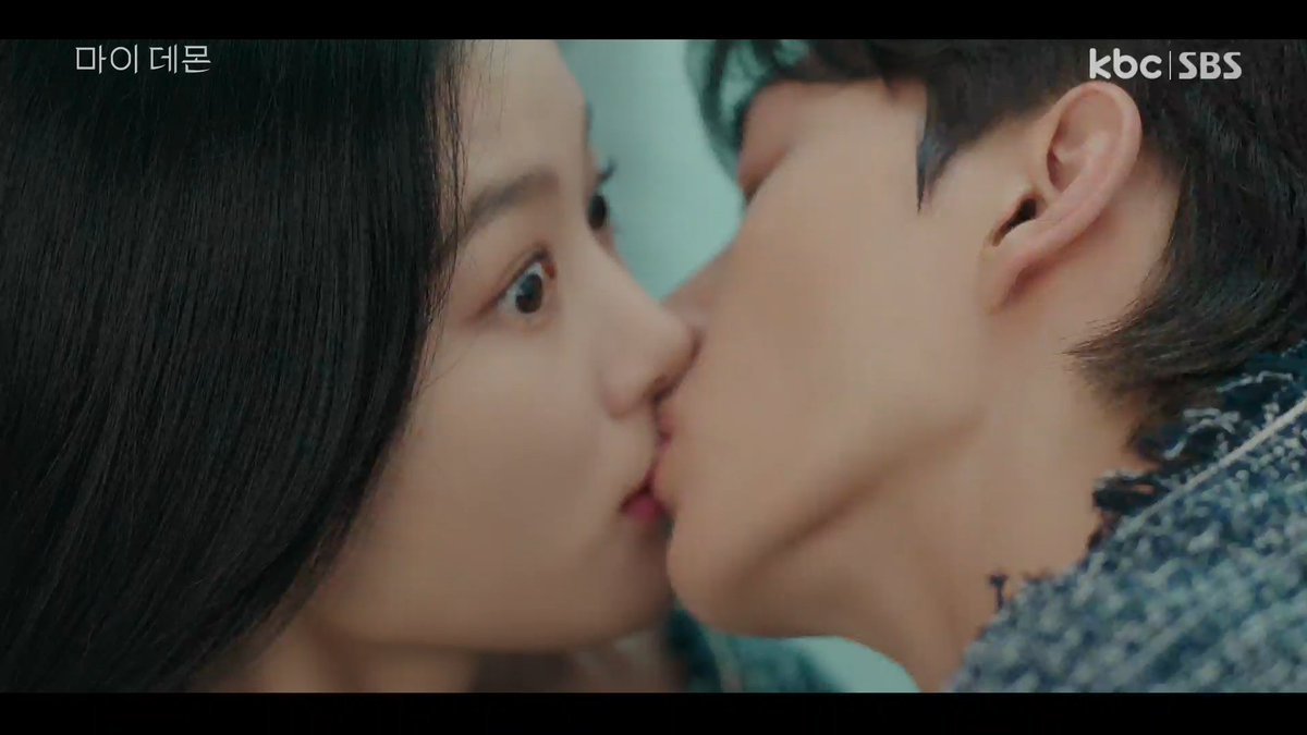pia2423's tweet photo. Welllllll..... Here comes their first kiss..... #MyDemonEp6 https://t.co/YuDBLvOK1q