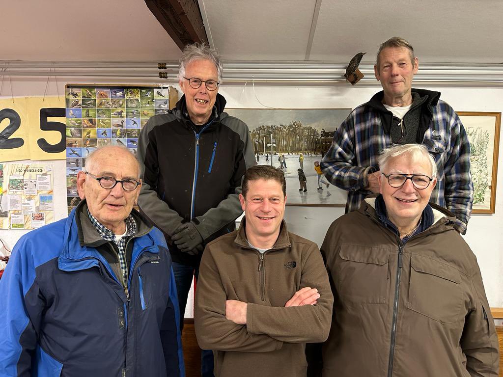 Vrijwilligers en bestuursleden <a href="/ijsoegstgeest/">IJsclub Oegstgeest</a> treffen voorbereidingen voor een schaatswinter. Deze weken is er hard gewerkt aan bestrating, groenonderhoud en verlichting.