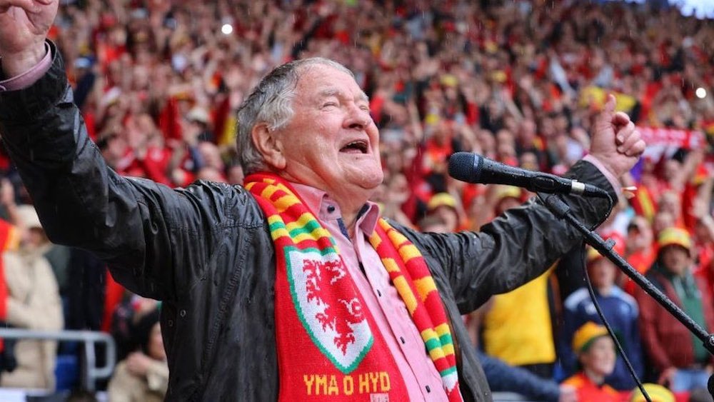 So excited to share that tomorrow on my Sunday morning @BBCRadioWales show I have Welsh icon and one of my heroes @dafyddiwan as my guest 🤩🏴󠁧󠁢󠁷󠁬󠁳󠁿 We will be chatting all things football, his song Yma O Hyd, yr iaith Gymraeg and his musical influences. Join me from 9.30am 😊