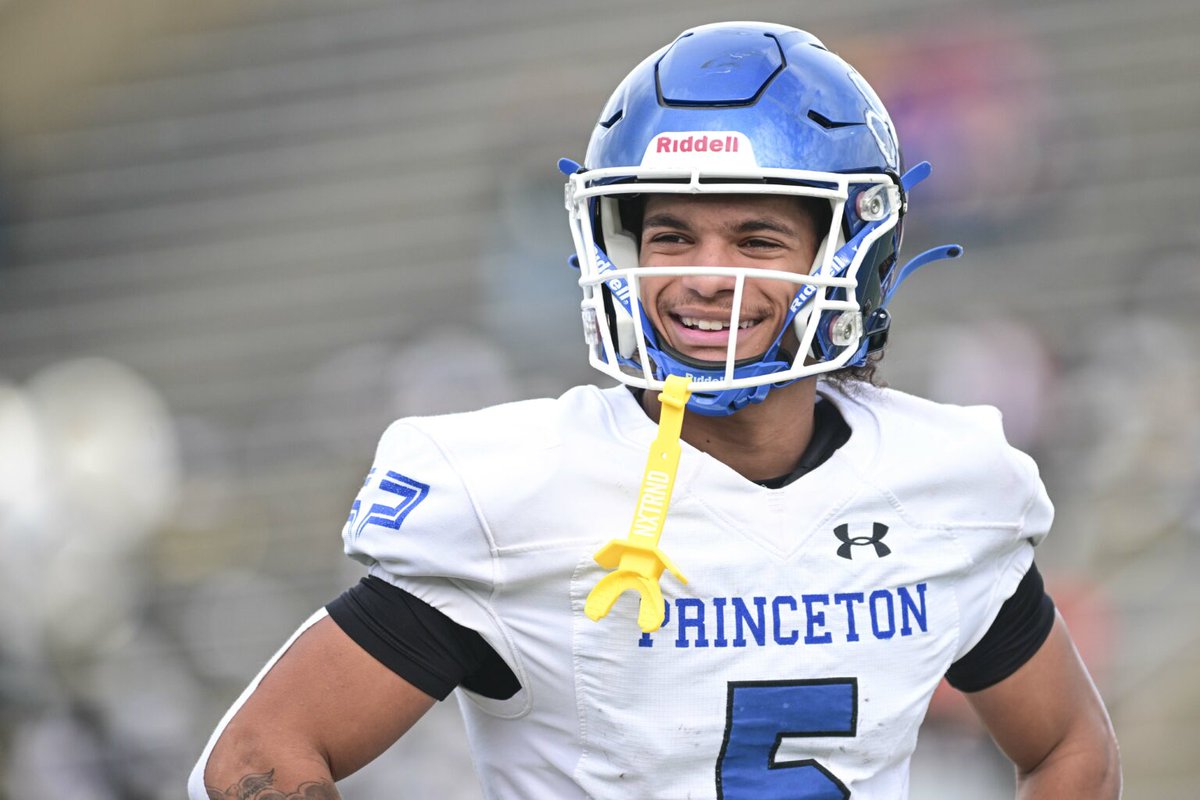 Class AAA all-state football team:

wvmetronews.com/2023/12/09/cla…

#wvprepfb