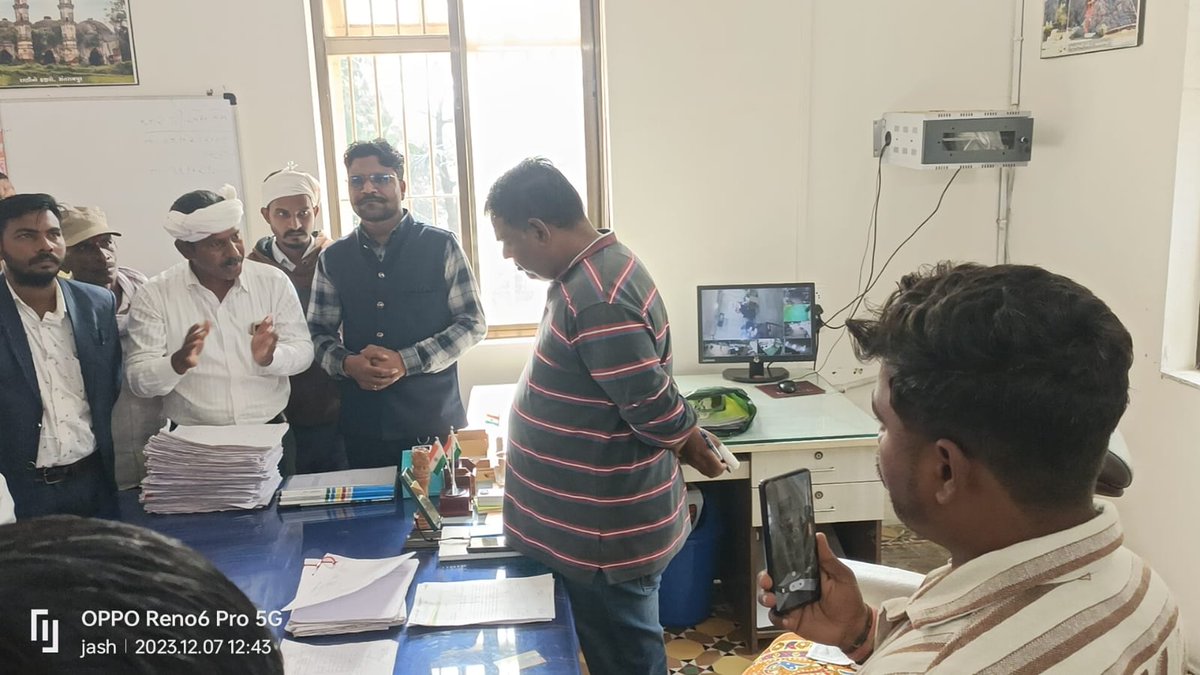 મહીસાગર જિલ્લા માં સંતરામપુર તાલુકામાં કમોસમી વરસાદ થી થયાં નુકસાન નું સર્વે કરવામાં આવે અને ખેટુતો ને વળતર આપવા આવે તે બાબતે આમ આદમી પાર્ટી દ્વારા આવેદન પત્ર આપવા આવ્યું .......