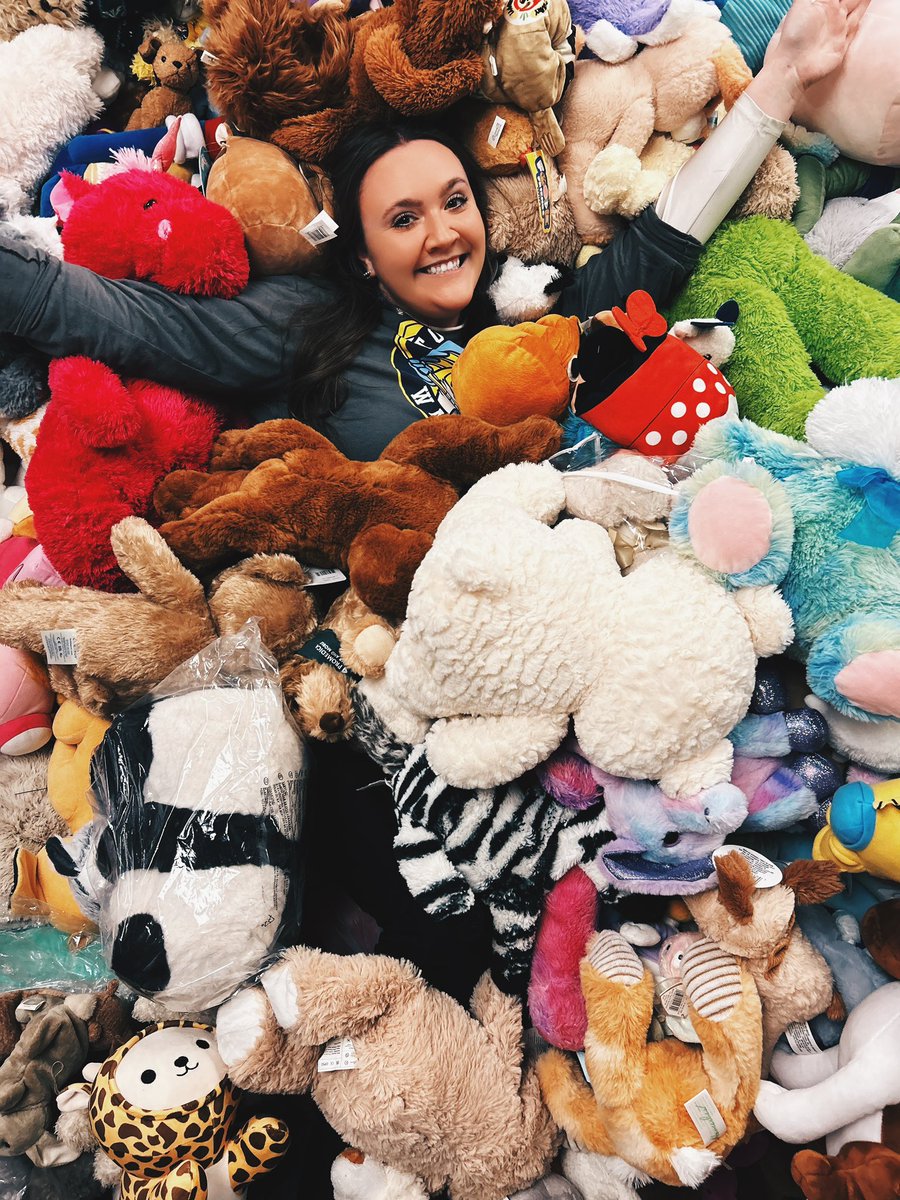 maddiesteinbock's tweet photo. have i mentioned that i love my job?
teddy bear toss AND #nuggetgate plus a walleye W = best game of the season 🫶🏼🤩🐟 https://t.co/1UagDnjxBV