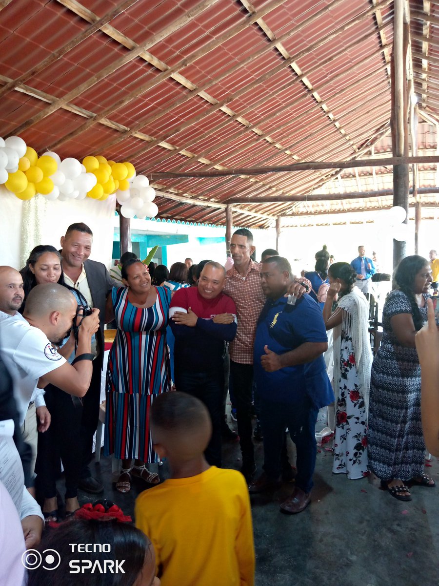 Desde Irapa, Municipio Mariño del Estado Sucre, el Registro Civil y su directora Cayetana Espinoza de la mano del Alcalde Raúl León, cerró este año con matrimonios colectivos, dónde 12 parejas decidieron unirse en matrimonio civil. Todo un éxito. @NicolasMaduro @UNoticias