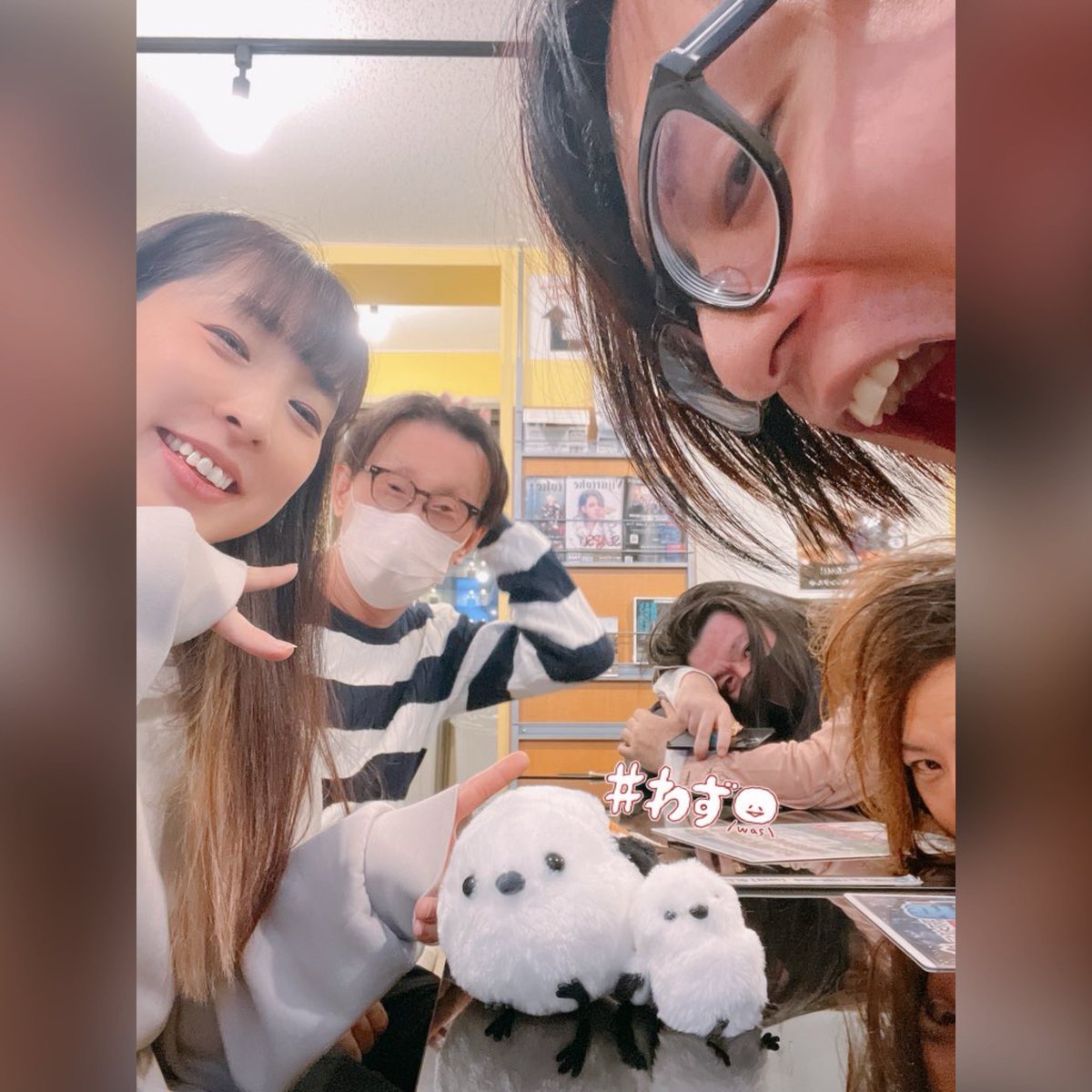 syuan_pv1226's tweet photo. さぁ、いよいよ明日!✨
まだあと50分くらいは、事前予約うけつけてます✨
(23:59まで事前予約)
DMもLINEも待ってますぞ‼️
Free FreQというバンドは
新メンバーが入って初めてのライブ!
セトリも楽しいものばっかよ✨
あと2名くらい来てくれたら…
嬉しいなぁ☺️
#繋音2023
#FreeFreQ
#ふりふり https://t.co/d4SonqfRHP