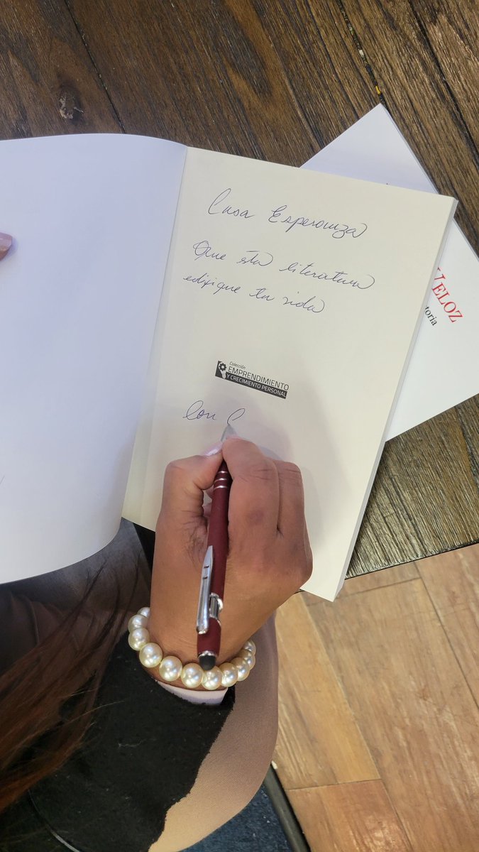 Milisbella's tweet photo. Haciendo entrega de los libros Inmigrantes y Mujer Imperfectemente Perfecta a Casa Esperanza un refugio de madres embarazadas en Chicago. Ahora tienen literatura en español https://t.co/lRcrA46Bux