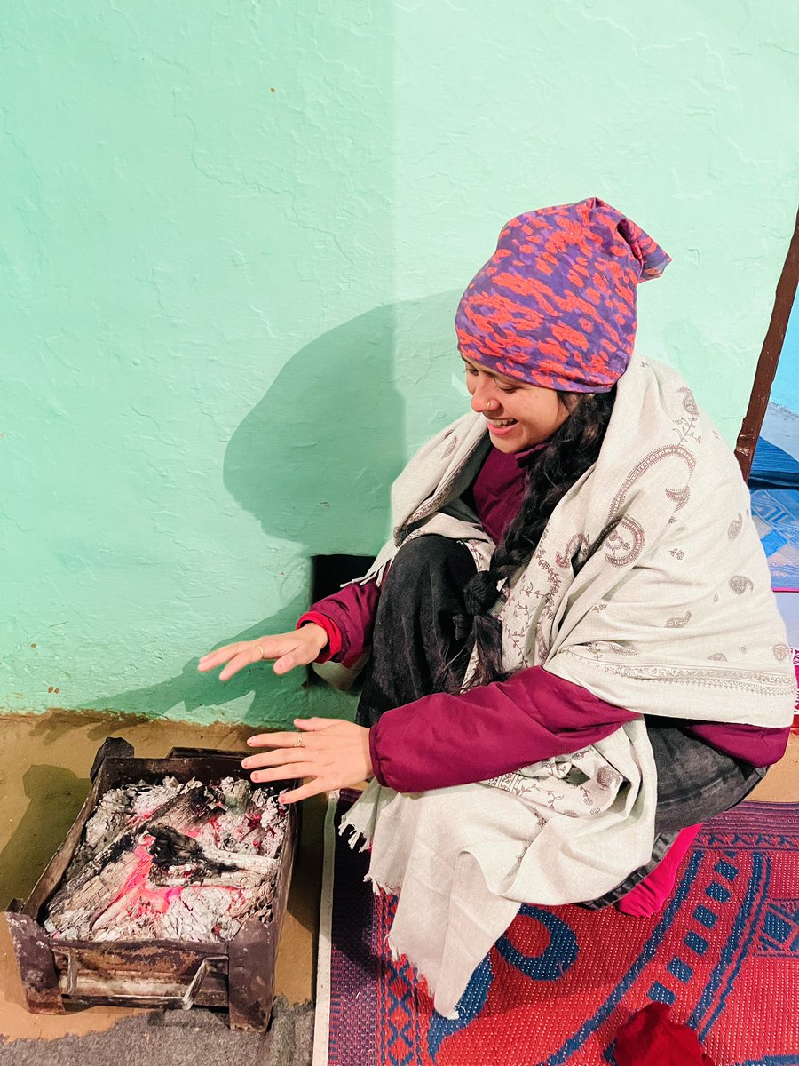 aipangirl's tweet photo. आपके वहा कितना ठण्डा हो रहा है 🥶

#sauni #ranikhet #aipangirl https://t.co/QJSlY9eU0q
