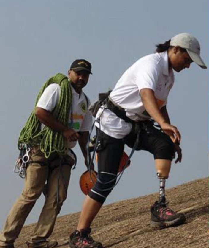 માત્ર 26 વર્ષે અરુણિમા સિન્હાને "પદ્મશ્રી" સન્માન શા માટે મળ્યું?
   તસવીરમાં દેખાય છે એ અરુણિમા સિન્હા છે. અત્યારે એની ઉંમર 34 વર્ષ છે. વર્ષ 2015માં ભારત સરકાર દ્વારા એને ભારતના ચોથા નંબરના સૌથી મોટાં નાગરિક સન્માન "પદ્મશ્રી"થી નવાજવામાં આવે છે. એને માત્ર 26 વર્ષે "પદ્મશ્રી"