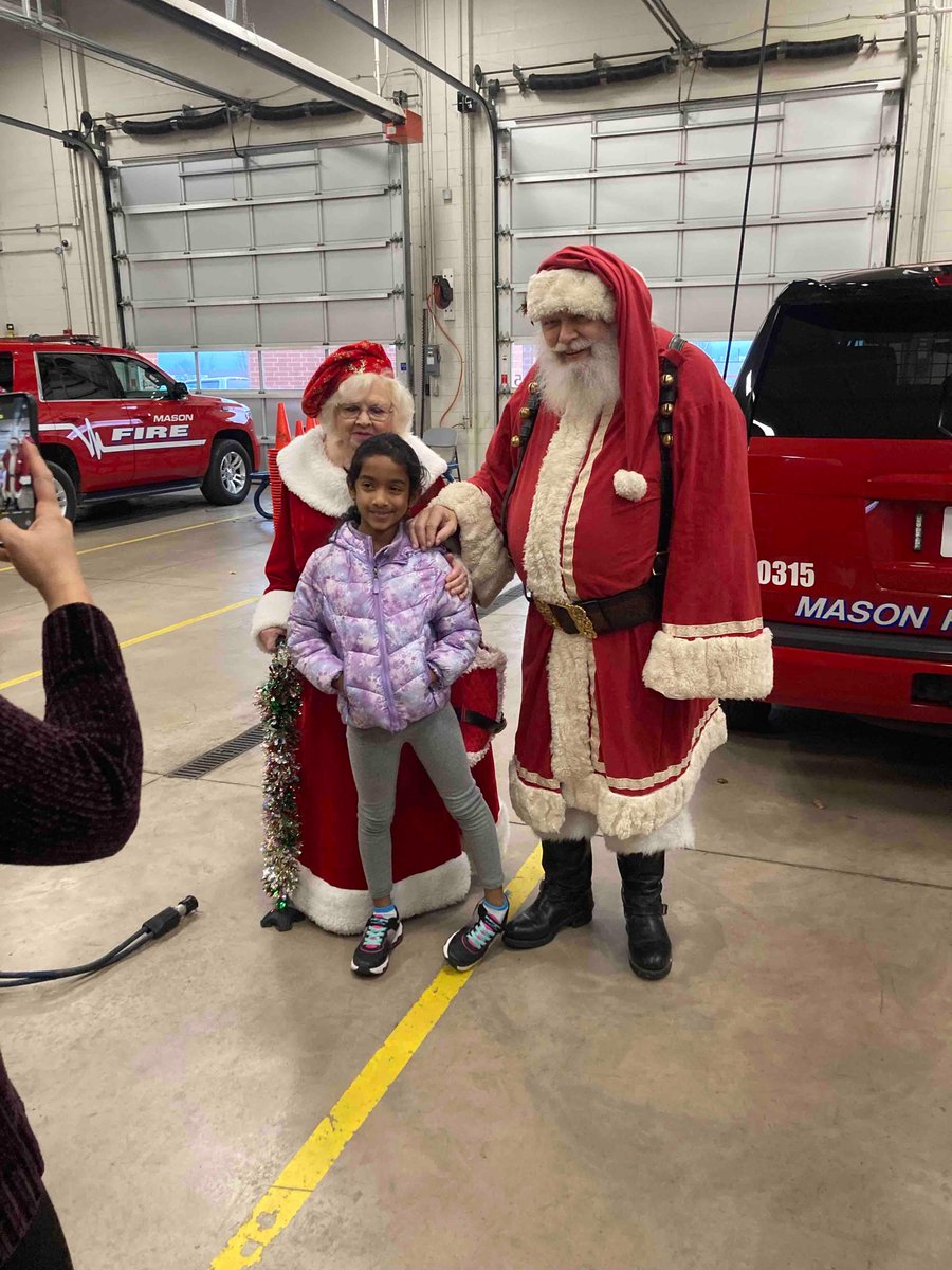 Santa and Mrs. Clause will be in #MasonOH neighborhoods today until noon! View Santa’s route at imaginemason.org/things-to-do/c…
