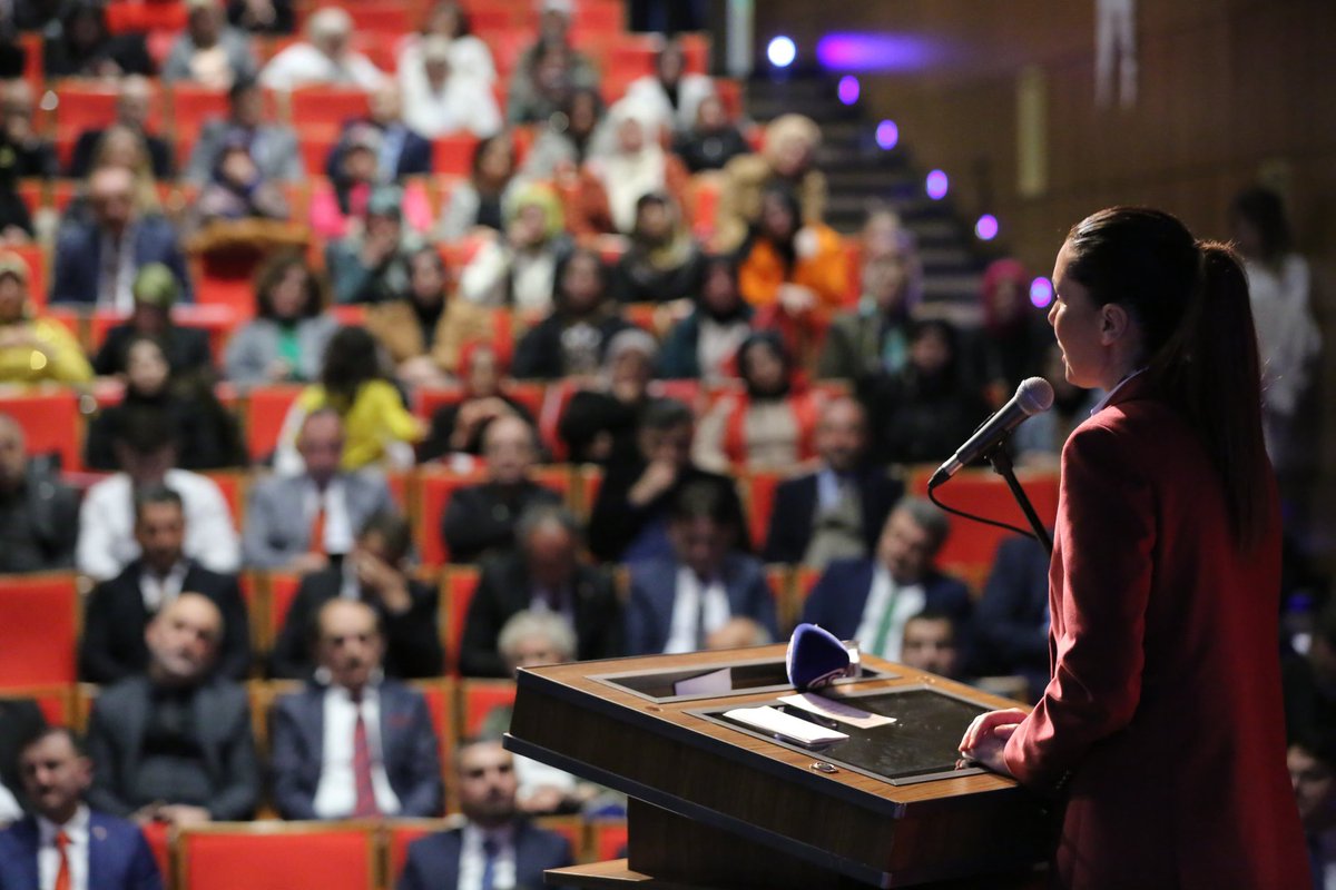 CK_Samsun's tweet photo. Bu salonda; yeni zaferler elde edecek inanç ve kararlılık var.
Bu salonda; ilk adım ruhuyla mücadelemize güç katanlar var.
Bu salonda; Türkiye Yüzyılı heyecanını yüreğinde taşıyan ve ülkemizin yarınları için canla başla çalışanlar var.
Bu salonda; AK Parti davasının bayraktarlığını, sancaktarlığını ve hizmetkarlığını yapanlar var.

TBMM Grup Başkanvekilimiz ve Manisa Milletvekilimiz Sn. Bahadır @Yenisehirlioglu’nun katılımı, İl ve İlçe yönetimlerimizde görev alan yol arkadaşlarımızın coşkusuyla gerçekleştirdiğimiz Samsun 92. İl Danışma Meclisi Toplantımızın @55akpartisamsun teşkilatımız ve şehrimiz için hayırlı olmasını diliyorum.