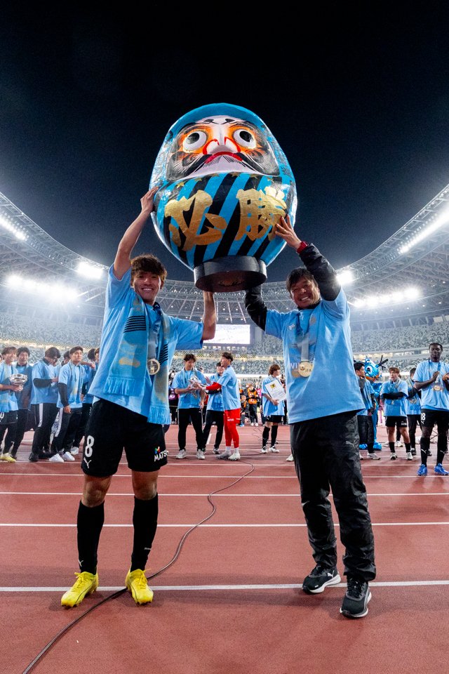 frontale_staff's tweet photo. 選手・監督コメント、試合レポートを更新しました。
→https://t.co/ko1DClanN6

3年ぶり2回目の天皇杯優勝。
星を7つにすることができました!!

皆さん本当に”おめでとう”
そしていつも”ありがとう”

【広報】 #frontale https://t.co/85OpQikIiV