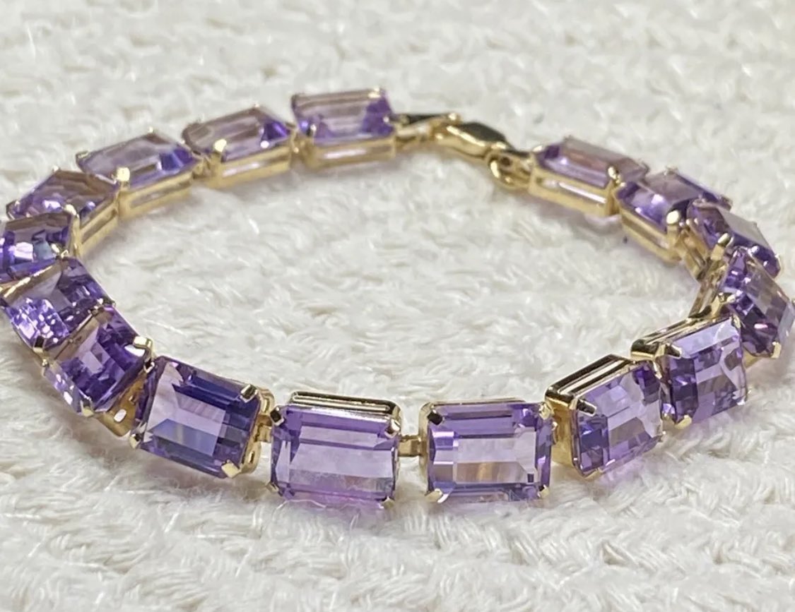 JUST LISTED: 14k Yellow Gold Bracelet - 9x7mm Emerald Cut Genuine Amethyst - 7 1/2” - CID

This is the WOW gift you’ve been searching for! 💜

ebay.com/itm/1760907791…

#jewelry #amethyst #gold #14k #wow #cludeduneier #emeraldcut
#heirloom #holidaygift #giftguide 
#ChristmasGift
