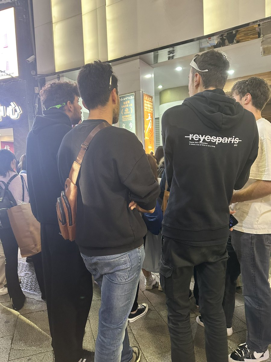 These guys are asking why there’s a commotion in front, and someone explain Build an actor from Thailand had a fanmeeting event and fans are waiting for him to come out 🤭💙

BUILD FANMEET IN TAIPEI
#BUILDMissingUinTaipei
#BuildJakapan #Beyourluve 
<a href="/JakeB4rever/">BIU.</a>