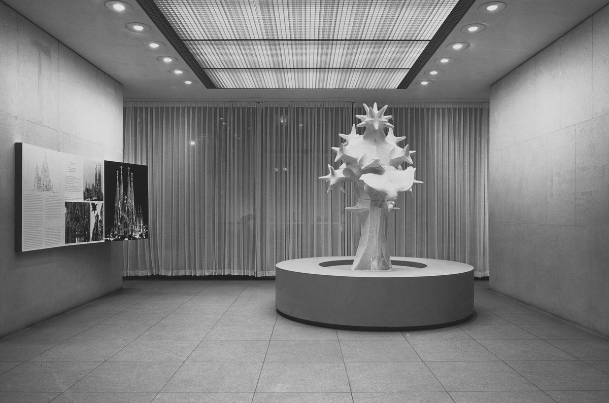 efemarq's tweet photo. Molts nord-americans descobriren per primer cop a un arquitecte català dit Antoni Gaudí quan en #taldiacomavui de 1936 fou inaugurada una gran exposició sobre surrealisme al Museu d'Art Modern de Nova York, la Meca de l'art modern. Gaudí s'ha exposat al MoMA 15 vegades. Fil 🎟️ https://t.co/N7J2f8gHuA