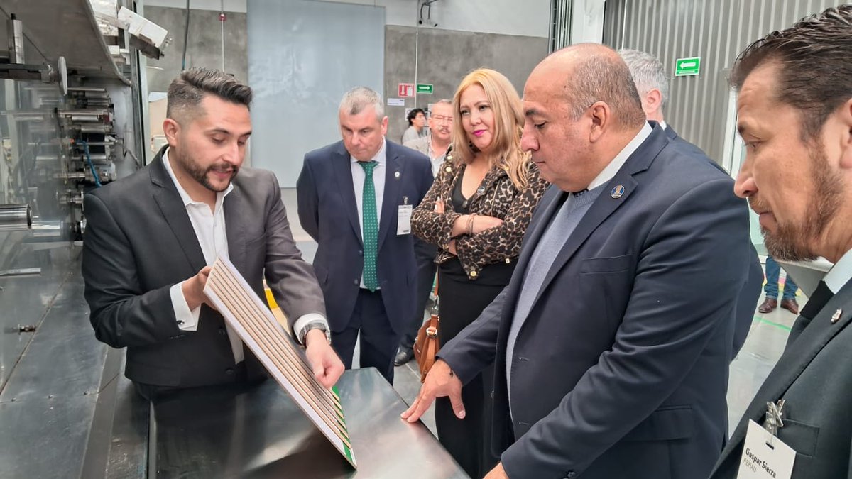MEsthermt's tweet photo. Un gusto acompañar el día de ayer al gobernador Diego Sinhue...a inaugurar la tercera planta REHAU, aprendí como producen el cubrecanto que se utiza en muebles, autos.... Donde cientos de personas colaboran para cumplir metas, con procedimientos especializados.✌️😁 #Distrito14GTO https://t.co/zIyQQcrdjm