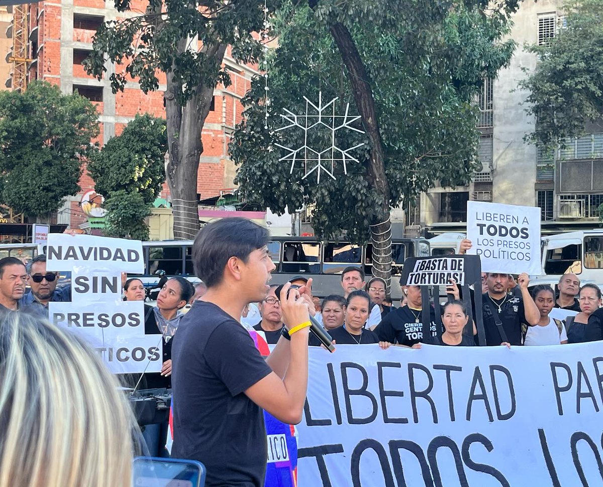 Naky's tweet photo. Ayúdanos a pedir la liberación de los presos políticos en #Venezuela antes de Navidad. 

Si puedes, enciende una vela, tómale una foto y compártela en tus redes con las etiquetas:

#LuzPorLaLibertad 🕯️
#NavidadSinPresosPolíticos https://t.co/QGJMy5PVj1