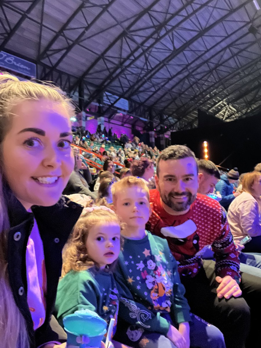 Dan84bennett's tweet photo. Family day out #DisneyOnIce front row! Let’s go! https://t.co/51sdZcdgiK