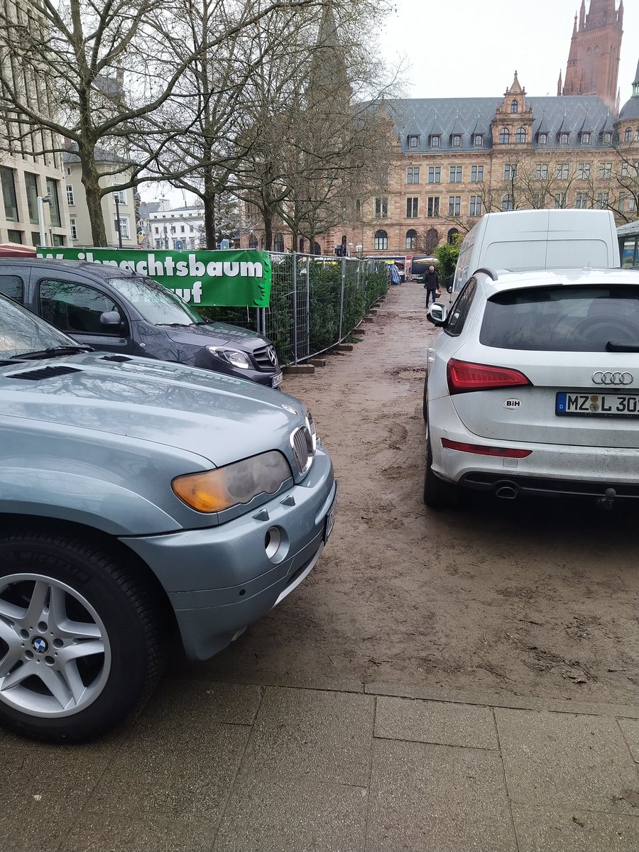 Wochenmarkt #wiesbaden am Samstag. Wer denkt sich so etwas aus? Wie sollen diese Fahrradständer erreicht werden, wie der Weihnachtsbaum transportiert 🙄? Und warum so viele Autos? <a href="/Stadt_Wiesbaden/">Landeshauptstadt Wiesbaden</a> an wen kann man sich mit diesen Fragen wenden?