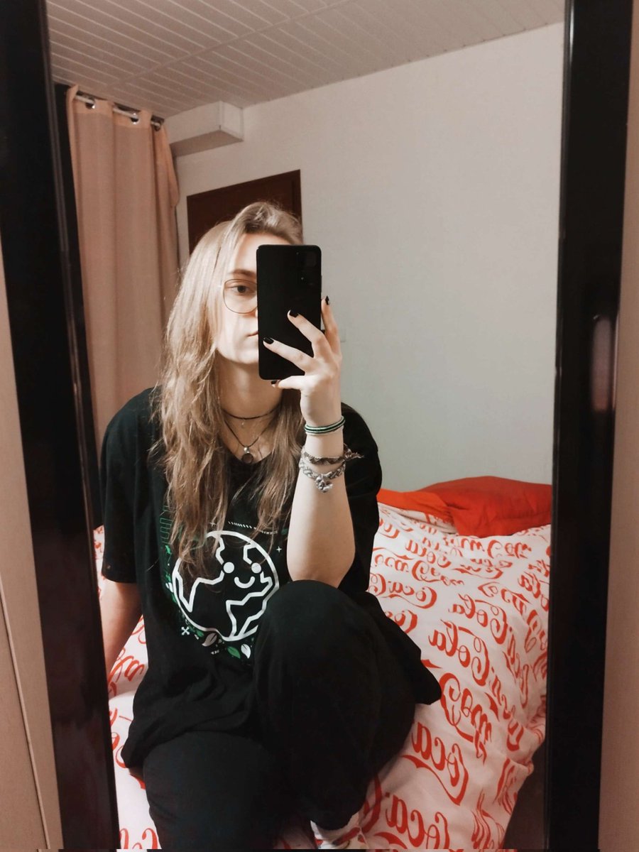 _hostale's tweet image. Mes deux amours 🌙🕊️ 🐶🖤
J'ai appris doucement à m'aimer cette année, que ça dure !