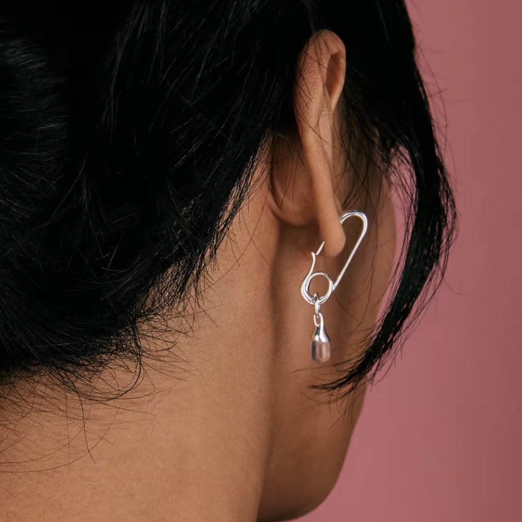 tamjaichunbkk's tweet photo. 🤍ต่างหู สร้อยจี้หัวใจ และ ear cuff จากร้าน substore ต่างหูเป็นเซท 3 อัน ซื้อแยกได้ สาทารถกดให้ห่อของขวัญได้ด้วย https://t.co/URSBklHhvU
🧷สร้อย chocker อันโปรดของ https://t.co/ooW8no2SHn ตัวเข็มกลัดซื้อแยกชิ้นมาใส่เป็นต่างหูได้ด้วย https://t.co/oAV7fP7ZC1