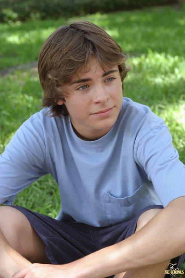 7Tucson's tweet photo. FLASHBACK: El adolecente Zachary David Alexander Efron nacido el 18 de octubre de 1987 en San Luis Obispo, California, con el tiempo se convirtió en el popular actor Zac Efron. 

 #ZacEfron #zacefron #zacefronhot #zacefronfans #zacefronedit #zacefronishot #zacefronlovers https://t.co/y55ILvUmvr