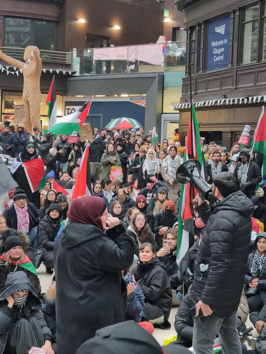 sukisangh's tweet photo. Glasgow Central Station #FreePalestine 🇵🇸 https://t.co/6NjAAovsLu