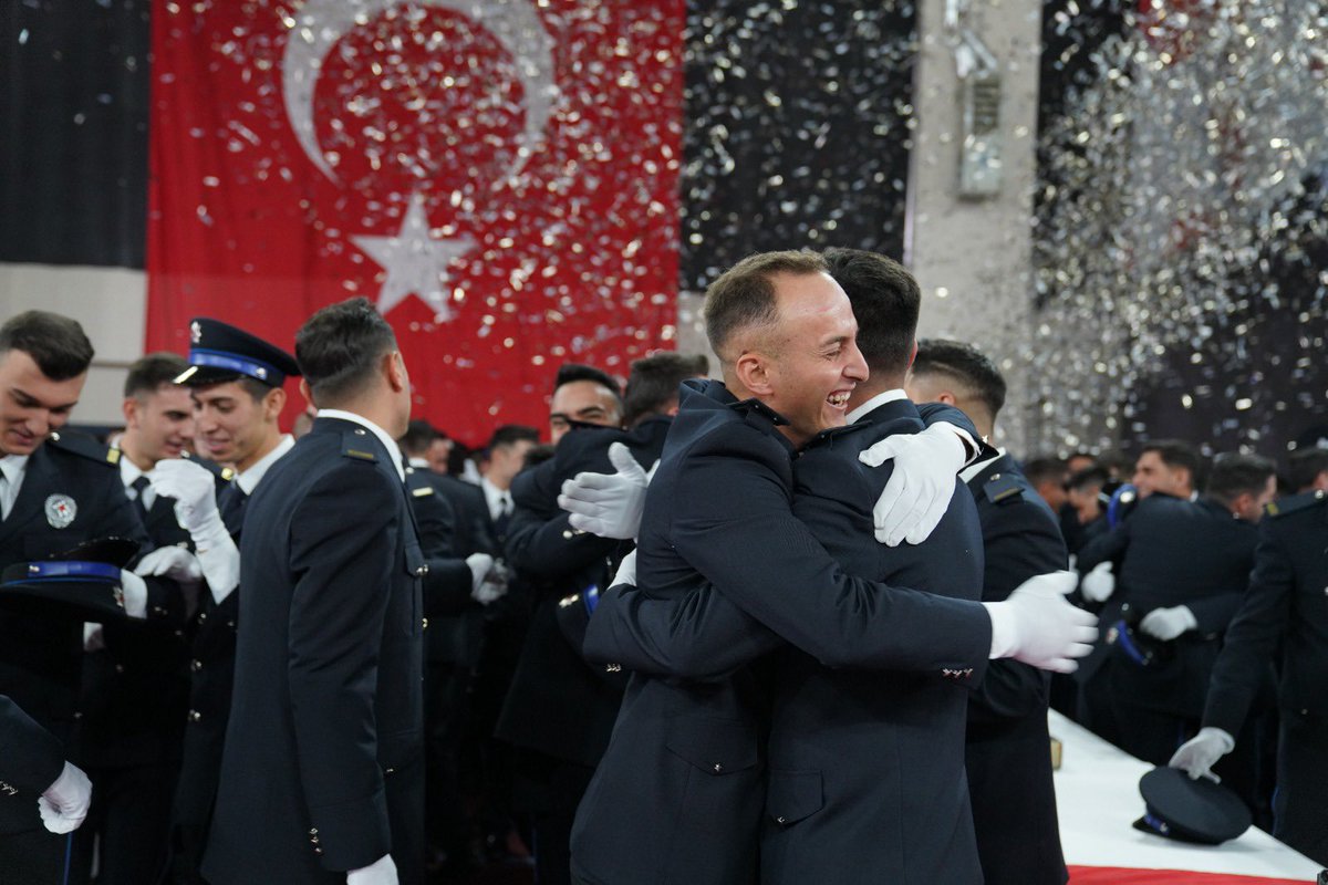 EmniyetGM's tweet image. Yeni meslektaşlarımızın yüzündeki tebessüm ve onları yetiştiren ailelerinin gözündeki gurur daim olsun 👮🏼👮🏼‍♀

🇹🇷🇹🇷🇹🇷

#POMEM