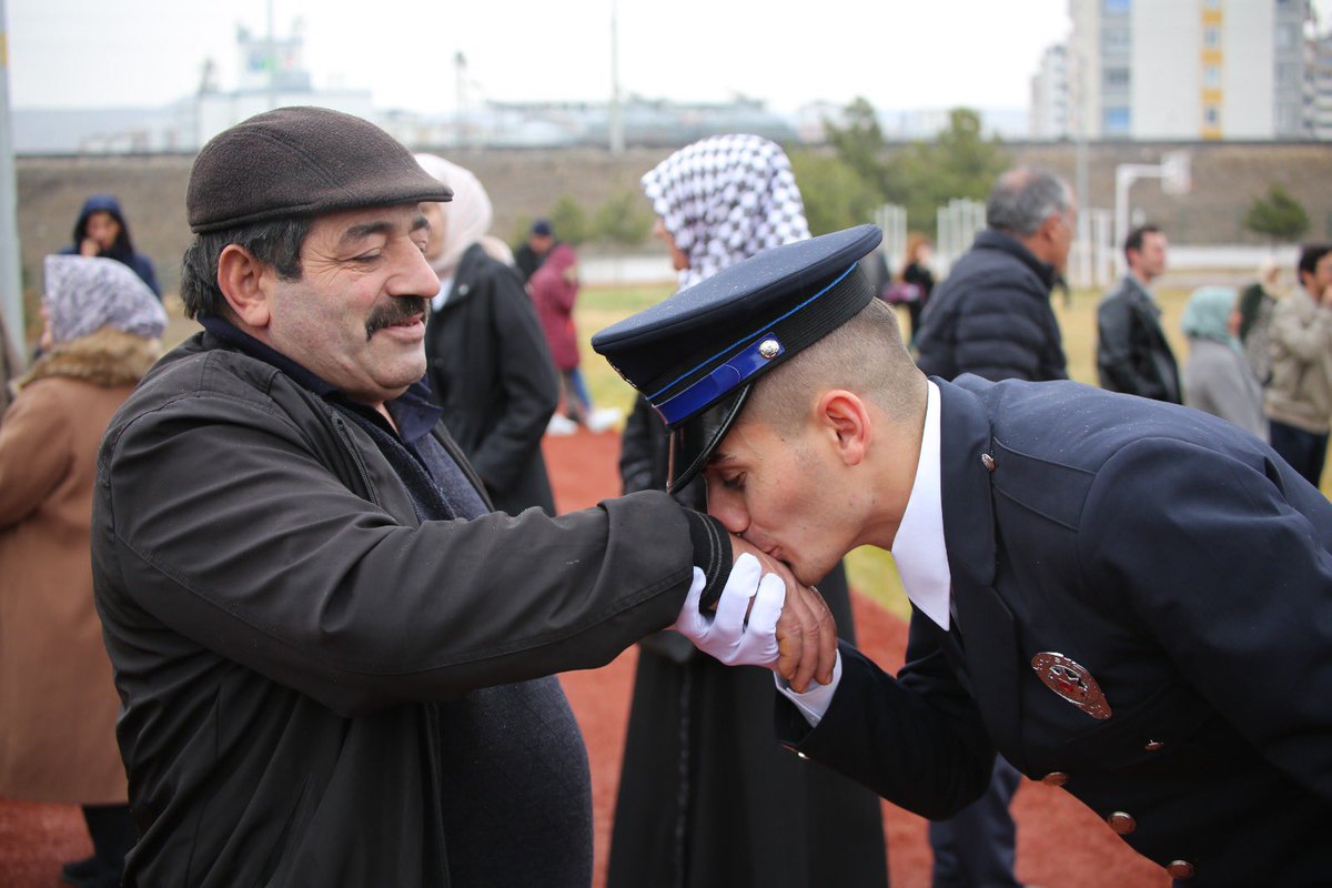 EmniyetGM's tweet image. Yeni meslektaşlarımızın yüzündeki tebessüm ve onları yetiştiren ailelerinin gözündeki gurur daim olsun 👮🏼👮🏼‍♀

🇹🇷🇹🇷🇹🇷

#POMEM