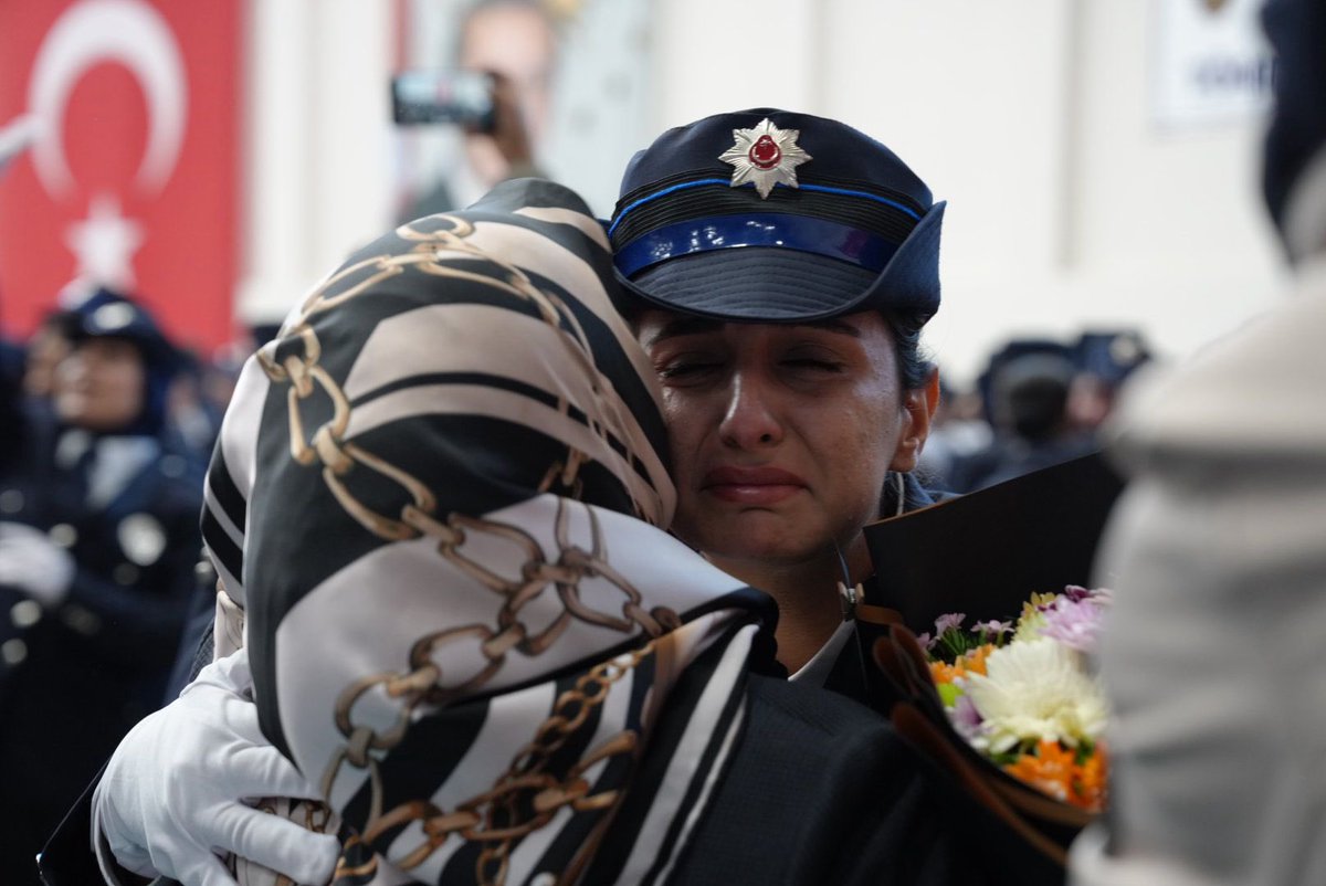 EmniyetGM's tweet image. Yeni meslektaşlarımızın yüzündeki tebessüm ve onları yetiştiren ailelerinin gözündeki gurur daim olsun 👮🏼👮🏼‍♀

🇹🇷🇹🇷🇹🇷

#POMEM