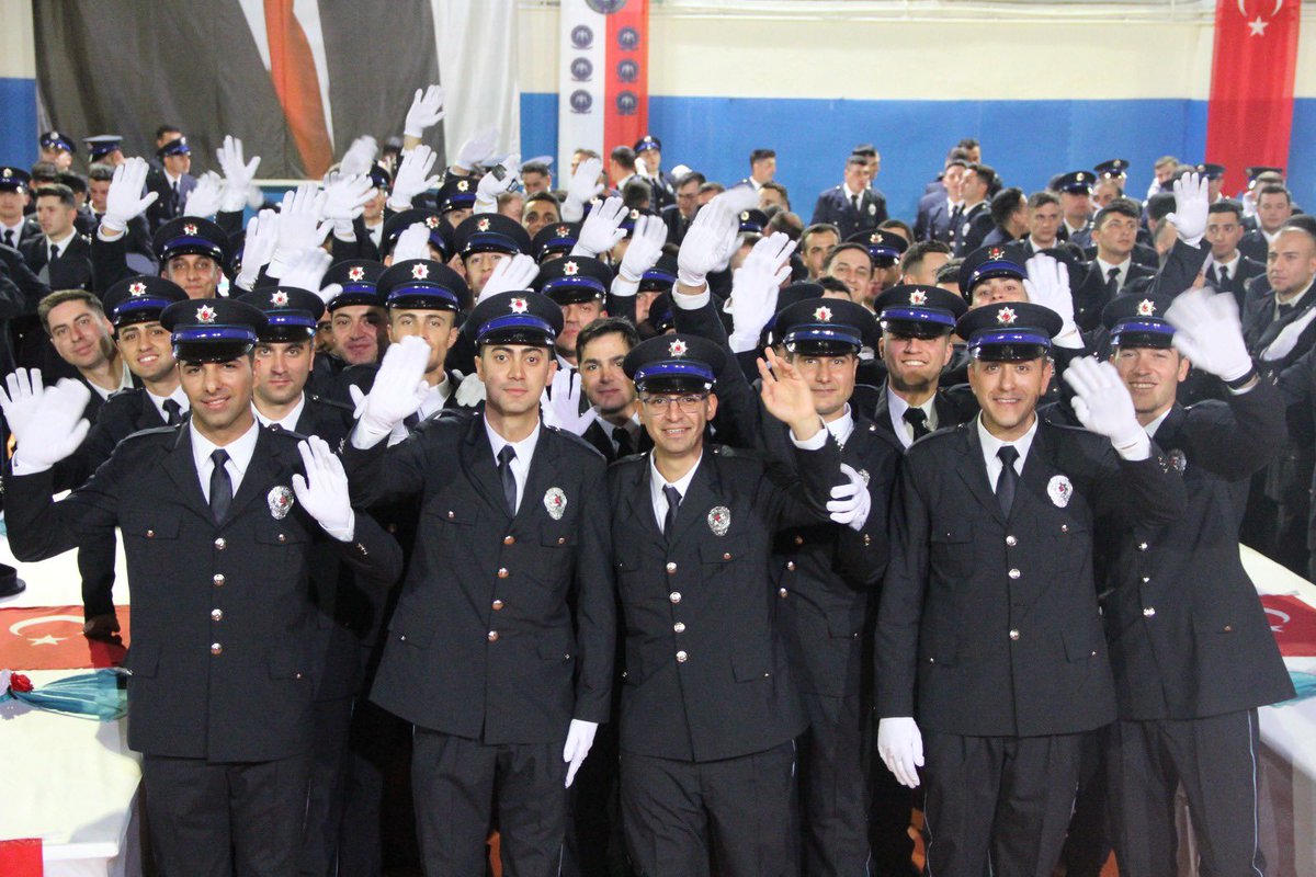 EmniyetGM's tweet image. Yeni meslektaşlarımızın yüzündeki tebessüm ve onları yetiştiren ailelerinin gözündeki gurur daim olsun 👮🏼👮🏼‍♀

🇹🇷🇹🇷🇹🇷

#POMEM
