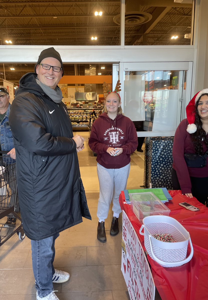 lucmal11's tweet photo. @HTHS_NB Celeb sighting at Sobeys Northwest 👀 #FillTheBus🚌 https://t.co/J3Af9ZDjga