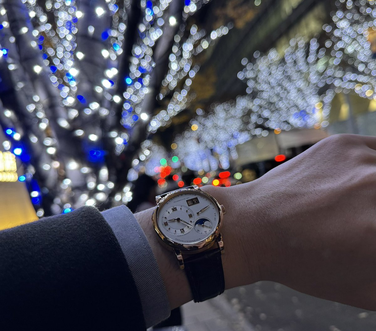 yasuwatch's tweet photo. 鉄板焼き美味しかった＆六本木のイルミネーション綺麗でした😁
ランゲが映えます✨ https://t.co/DBDUgH1NZp