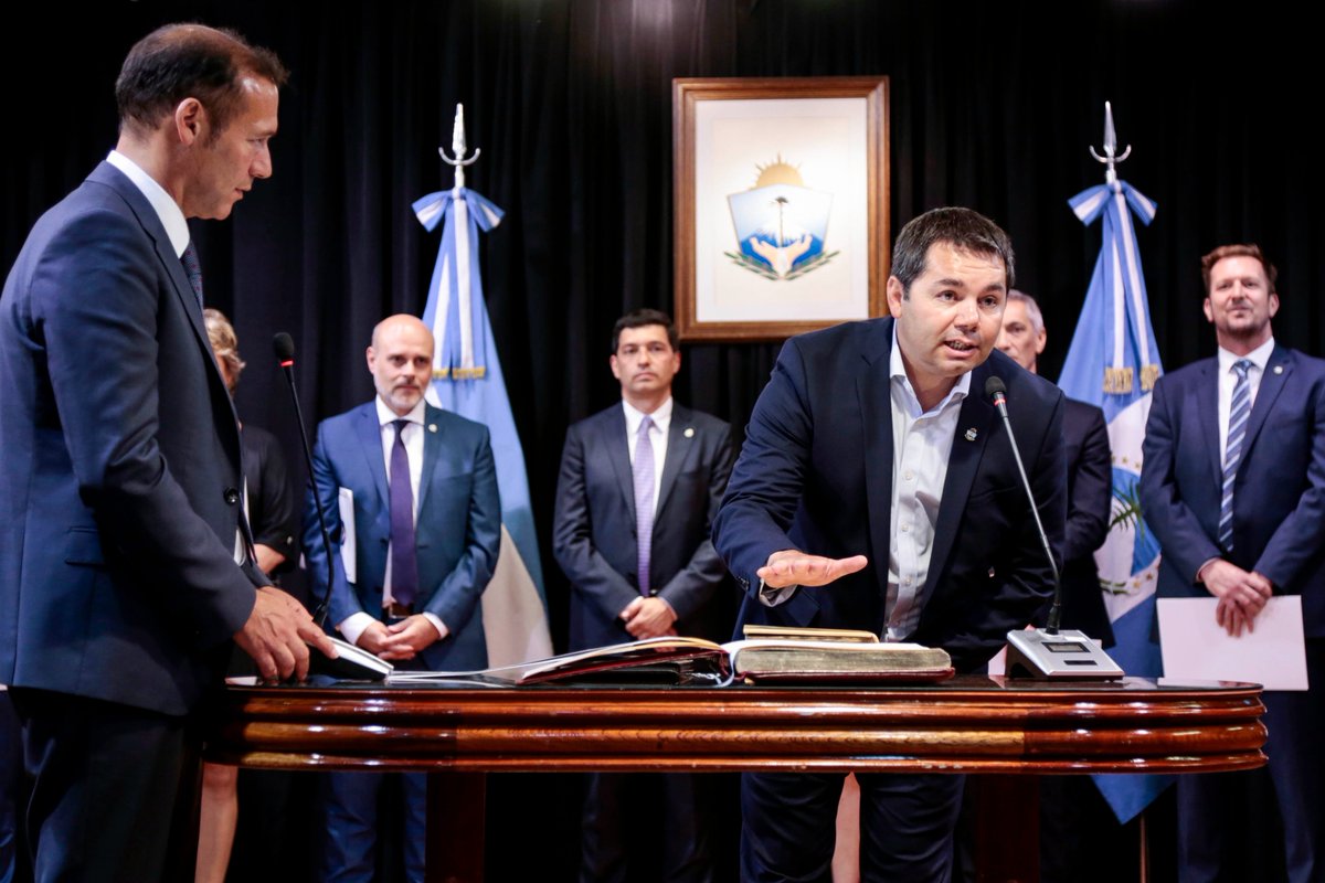 AlejoMonteiro's tweet photo. Concluyendo en estos días mi responsabilidad como Ministro de Energía y Recursos Naturales de la Provincia del Neuquén y haciendo un repaso de estos seis años de gestión quiero agradecer a todos los que nos ayudaron a consolidar una política pública como lo es el desarrollo de nuestros recursos hidrocarburíferos y mineros y el cuidado y aprovechamiento de nuestros recursos hídricos.

En primer lugar agradecer a todo el personal del Ministerio (@EnergiaNqn), de las Subsecretarías de Recursos Hídricos (@SubsRecHidricos); y de Energía, Minería e Hidrocarburos (@SubsEnergiaNqn); de las áreas de Administración, Recursos Humanos, Despacho y Legales del Ministerio y a las empresas pertenecientes al mismo Gas y Petróleo del Neuquén, Cormine y Emhidro. Agradecer a todos, los que se jubilaron dejando su huella y los que hoy son parte, por el compromiso, acompañamiento, dedicación, profesionalismo, actitud propositiva y vocación pública, que tienen y han demostrado cada día.

Quiero reconocer y agradecer todo el trabajo llevado adelante con las empresas concesionarias de hidrocarburos de nuestra provincia tanto de yacimientos convencionales como no convencionales, que nos ha permitido alcanzar récords de inversión que se han traducido en niveles máximos históricos de producción tanto de gas como de petróleo, generando niveles inéditos de puestos de trabajo privados en la provincia y un fuerte eslabonamiento productivo y de servicios asociados al desarrollo de Vaca Muerta en toda nuestra región y el país.

Asimismo reconocer el trabajo de todas las empresas de servicios del sector hidrocarburífero, a la cadena de valor local y regional que ha estado a la altura del gran desafío que fue poner en valor y consolidar Vaca Muerta, a las cámaras que las agrupan y a sus dirigentes que han sabido amalgamar los intereses sectoriales con los de este gran proyecto.

Agradecer también a las instituciones sectoriales y cámaras nacionales e internacionales que nos han apoyado y han permitido mostrar y poner en valor el desarrollo de Vaca Muerta y de Neuquén en muchos países del mundo. De la misma manera agradecer a los distintos funcionarios del área energética del Estado Nacional y del resto de las Provincias productoras de hidrocarburos con los cuales en estos 6 años pudimos trabajar en pos de lograr los objetivos planteados.

Reconocer a los trabajadores del sector hidrocarburífero y sus representantes con los cuales trabajamos en conjunto ante una situación tan inédita para todo el mundo como lo fue la pandemia para poder sostener la actividad y los puestos de trabajo de manera segura, pero de la cual salimos fortalecidos, alcanzando niveles de eficiencia y productividad que son orgullo de toda la industria.

Mi agradecimiento a todos los Intendentes y Presidentes de Comisiones de Fomento con los cuales hemos llevado adelante una gran cantidad de acciones y obras desde la Subsecretaría de Recursos Hídricos que han permitido mejorar la infraestructura y calidad de vida en cada lugar de nuestra provincia.

El agradecimiento a todos los compañeros/as que formaron parte del Gabinete Provincial, Ministros/as, Secretarios/as y Subsecretarios/as con los cuales trabajamos para lograr los objetivos planteados y dar solución a los diferentes desafíos que fueron surgiendo en todo este tiempo.

Mi agradecimiento al Gobernador @OmarGutierrezOk  por haberme confiado este gran desafío de liderar el Ministerio de Energía y Recursos Naturales de la Provincia del Neuquén durante los últimos 6 años.

Por último el agradecimiento a mi Familia, mi señora, mis hijos, mis padres y hermanos por el apoyo, el acompañamiento, la paciencia y la tolerancia en todos estos años.

Convencido que Vaca Muerta es un gran proyecto al cual le queda mucho para concretar, personalmente, y desde el lugar que me toque estar, seguiré trabajando y aportando para seguir fortaleciendo y consolidando el desarrollo de todo el potencial que tenemos como Provincia y País.

Gracias!!