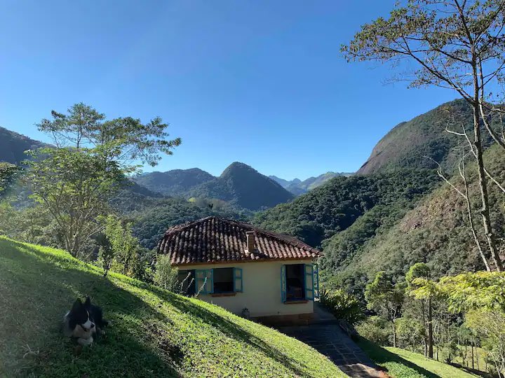 poptime's tweet photo. PESQUISA: Você viveria nessa casinha em contato com a natureza e sem acesso a internet durante 1 ano? https://t.co/icOfScdpIJ