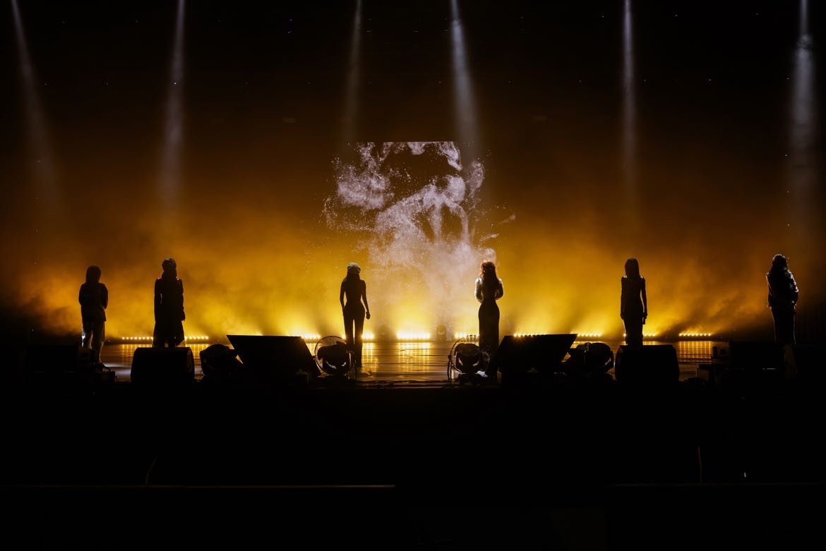 adoreyuyan's tweet photo. yuyan reunited all the members of "Flammable and Explosive" to perform in her Nanjing's concert stop🥹🥹 https://t.co/kBNOr2y9hb