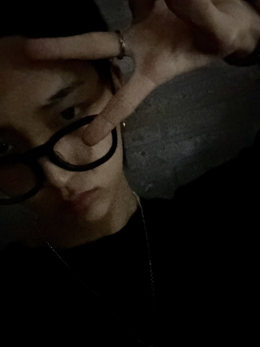 TNX_twt's tweet photo. Good night 🌙 🖤

#은휘 #HWI https://t.co/ItxcI4xfaS