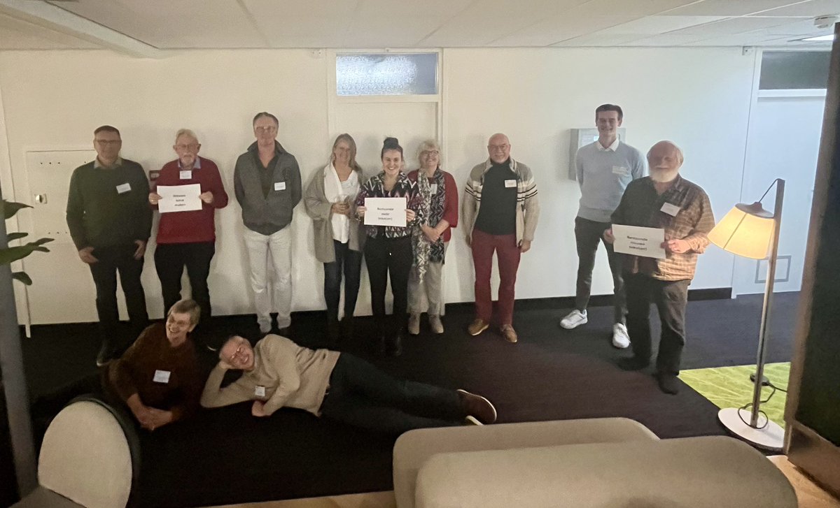 Vaak zie ik ander type foto’s vanuit kerkelijke synodes langskomen, maar zo kan het ook. Deze foto maakte ik vanochtend op de synode van <a href="/ngk_nl/">Nederlandse Gereformeerde Kerken</a> als sluitstuk van een groepssessie. Variatie in leeftijd, levenservaring, geslacht, zelfs fotopose. #gazodoor