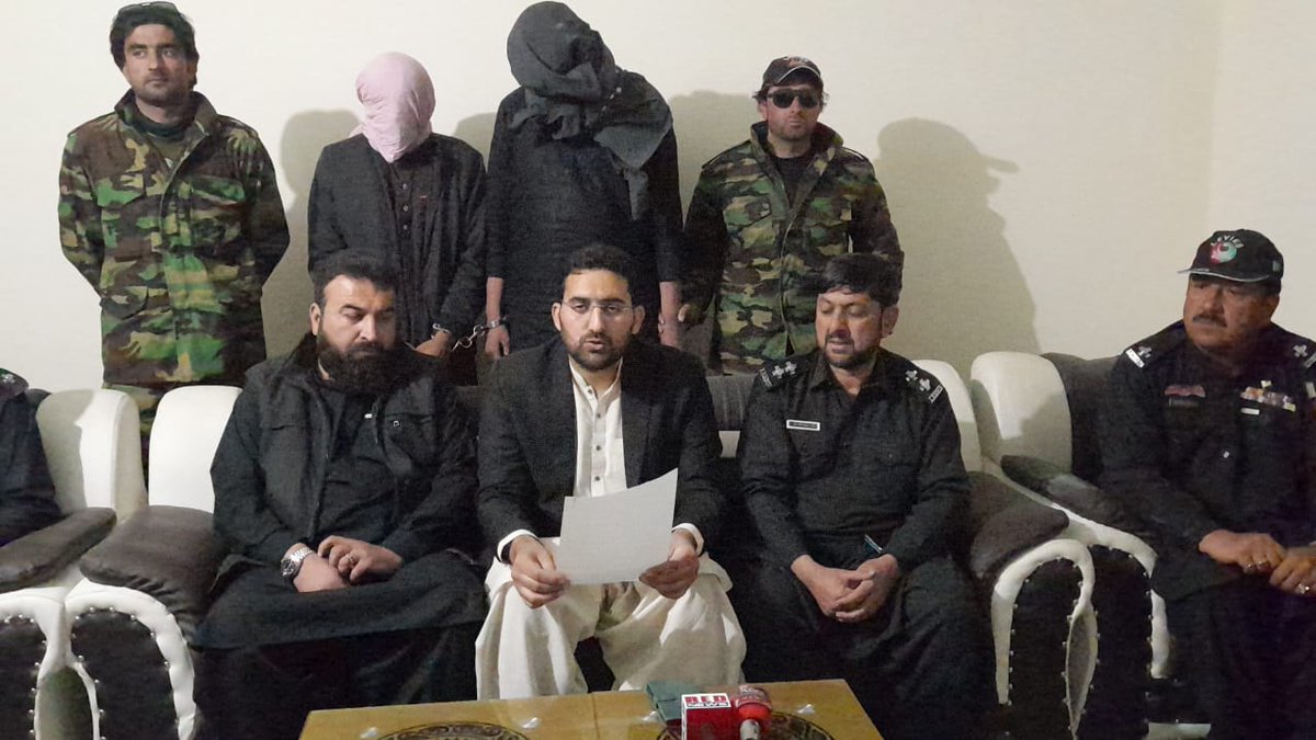 Alhamdolillah Arrested Dacoits within 12 hours of their burglary in a house in Chaman. 
چمن میں ایک گھر میں سرکاری چھاپے کے نام پر ڈکیتی کرنے والے گروہ سے 12 گھنٹے کے اندر دو گاڑیاں، نقد رقم برآمد کر لی۔ گروہ کے مزید ممبران کی گرفتاری کیلئے کارروائی جاری ہے۔
